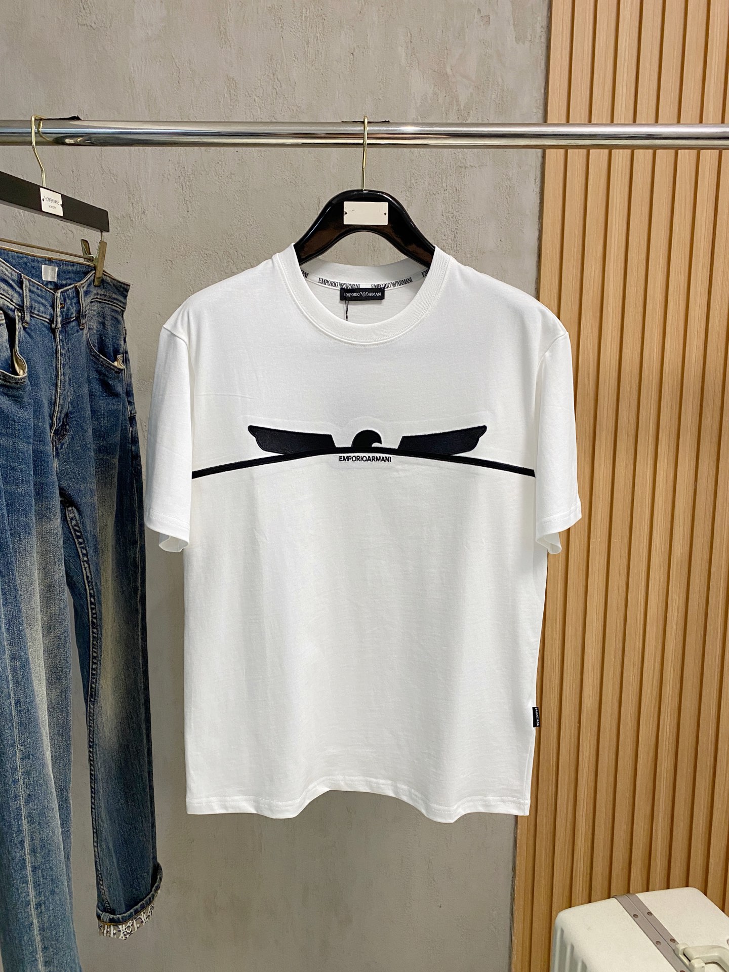 NO:473923,Armani's new short-sleeved T-shirt for summer 2025, the personalized art series exclusively launched on the entire network. The versatile details are perfectly processed and pure cotton fabric is very exquisite. Original fabric. The same high-quality and comfortable hand feels very fashionable and personalized. A super versatile and beautiful style for men and women. The same color is black and white. The number of numbers M-3XL, armani, T-shirt,tees, t-shirt,alexander wang19860909阿玛尼2025夏季新款短袖T恤,个性艺术系列全网独家首发 百搭款细节处理完美纯棉面料十分精致 原版面料 网红明星同款高版本 高品质手感非常舒服 时尚又个性 超级百搭好看的一款男女同款颜色黑、白 码数M-3XL,,armani,T-shirt,tees，t-shirt,alexander wang,Men's clothing