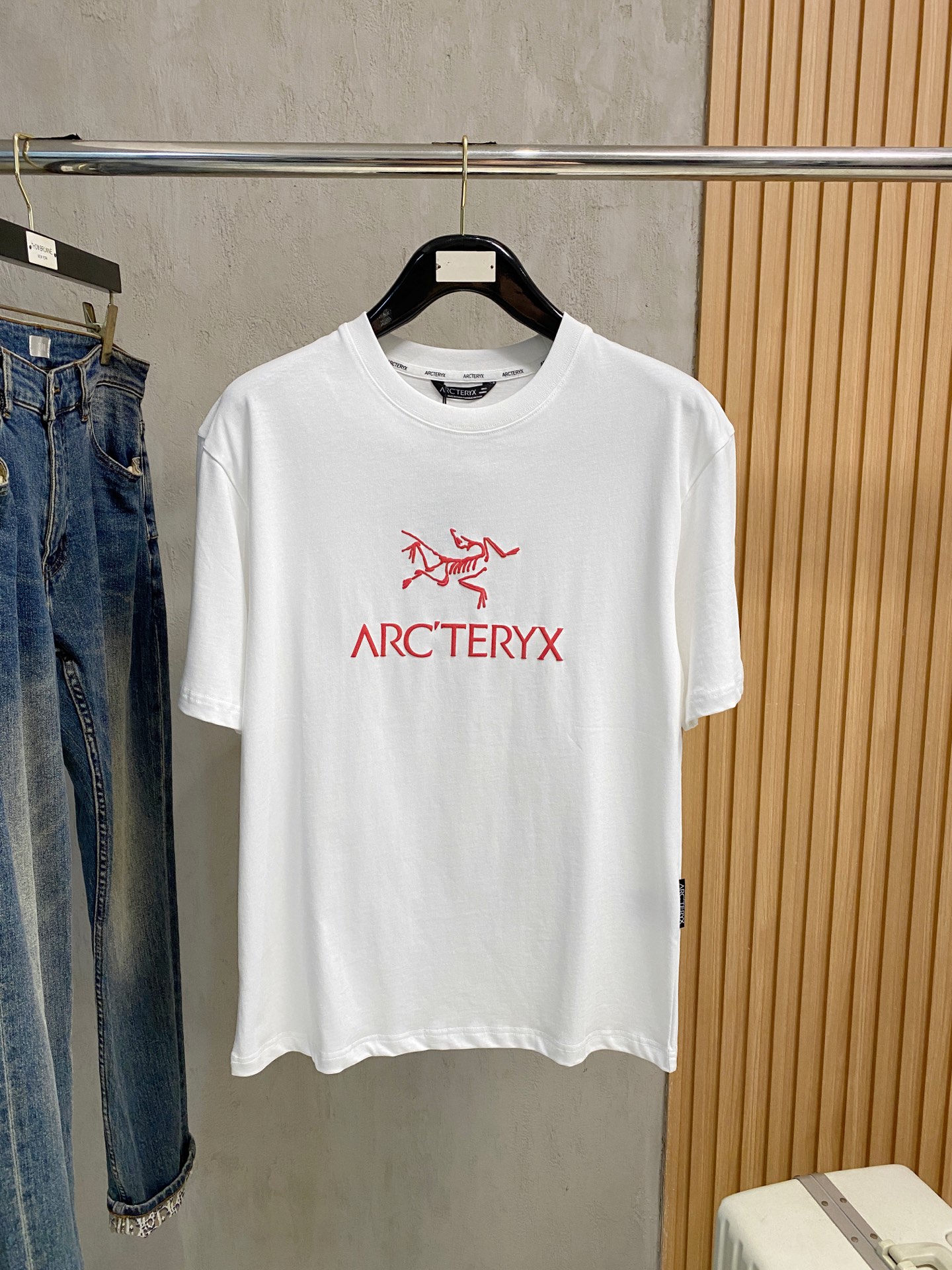 NO:473895,Archaeoptera Bird's new short-sleeved T-shirt in summer 2025, the personalized art series exclusively released on the entire network. The versatile details are perfectly processed and pure cotton fabric is very exquisite. Original fabric. The same high-quality and comfortable hand feels very fashionable and personalized. A super versatile and beautiful style for men and women. The same color is black and white. Number M-3XL, arc'teryx, T-shirt,tees, t-shirt,alexander wang19860909始祖鸟2025夏季新款短袖T恤,个性艺术系列全网独家首发 百搭款细节处理完美纯棉面料十分精致 原版面料 网红明星同款高版本 高品质手感非常舒服 时尚又个性 超级百搭好看的一款男女同款颜色黑、白 码数M-3XL,arc'teryx,T-shirt,tees，t-shirt,alexander wang,Men's clothing