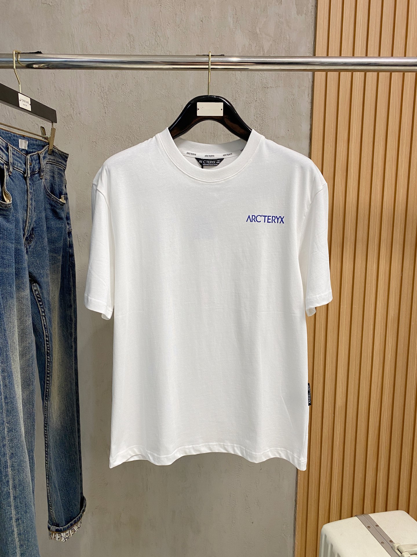 NO:473927,Archaeoptera Bird's new short-sleeved T-shirt in summer 2025, the personalized art series exclusively released on the entire network. The versatile details are perfectly processed and pure cotton fabric is very exquisite. Original fabric. The same high-quality and comfortable hand feels very fashionable and personalized. A super versatile and beautiful style for men and women. The same color is black and white. Number M-3XL, arc'teryx, T-shirt,tees, t-shirt,alexander wang19860909始祖鸟2025夏季新款短袖T恤,个性艺术系列全网独家首发 百搭款细节处理完美纯棉面料十分精致 原版面料 网红明星同款高版本 高品质手感非常舒服 时尚又个性 超级百搭好看的一款男女同款颜色黑、白 码数M-3XL,arc'teryx,T-shirt,tees，t-shirt,alexander wang,Men's clothing