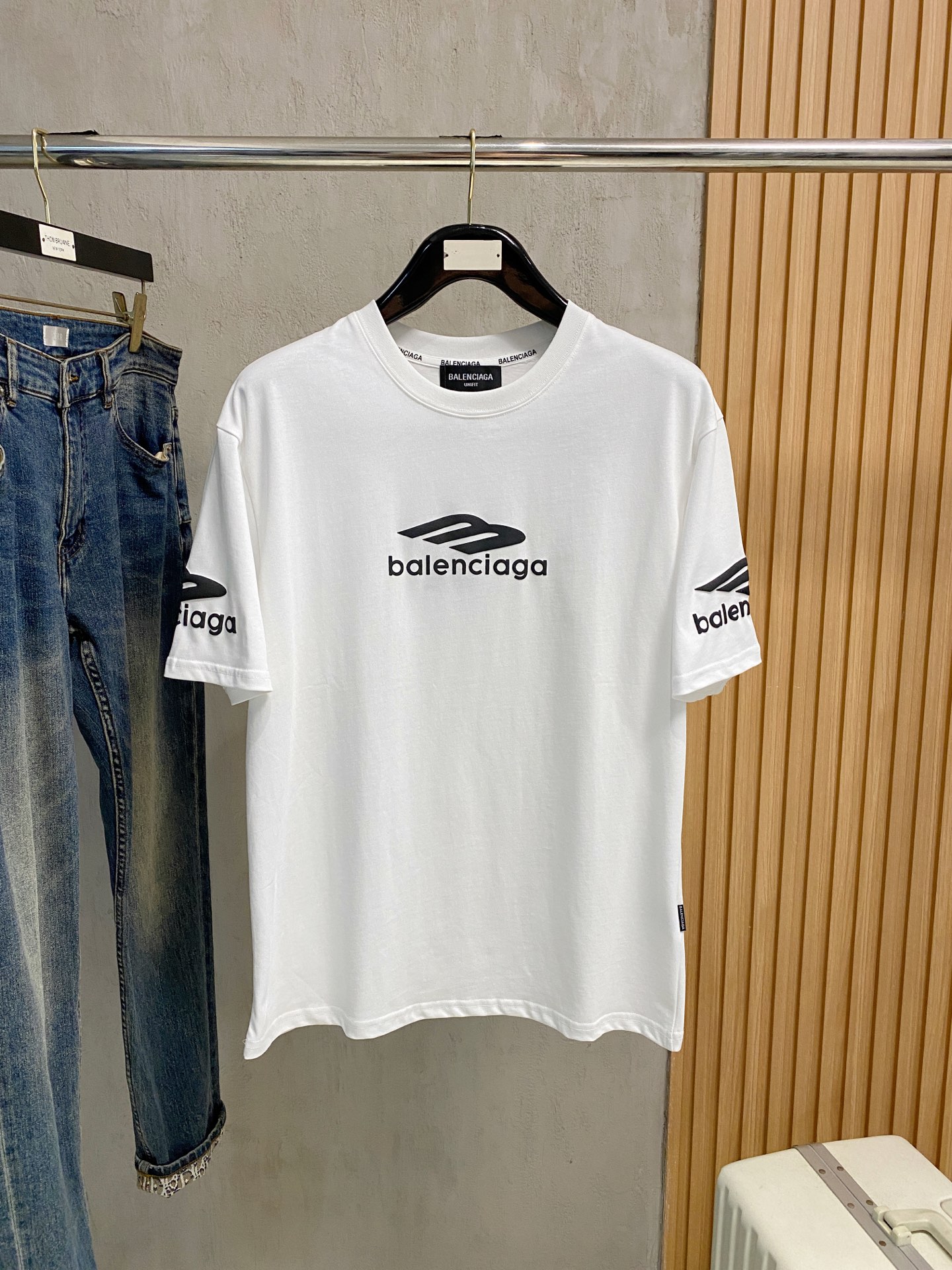 NO:473929,Balenciaga 2025 summer new short-sleeved T-shirt, the personalized art series exclusively released on the entire network. The versatile details are perfectly processed and pure cotton fabric is very exquisite. Original fabric. The same high-quality and comfortable hand feels very fashionable and personalized. A super versatile and beautiful style for men and women. The same color is black and white. M-3XL, balenciaga, T-shirt,tees, t-shirt,alexander wang19860909巴黎世家2025夏季新款短袖T恤,个性艺术系列全网独家首发 百搭款细节处理完美纯棉面料十分精致 原版面料 网红明星同款高版本 高品质手感非常舒服 时尚又个性 超级百搭好看的一款男女同款颜色黑、白 码数M-3XL,,balenciaga,T-shirt,tees，t-shirt,alexander wang,Men's clothing