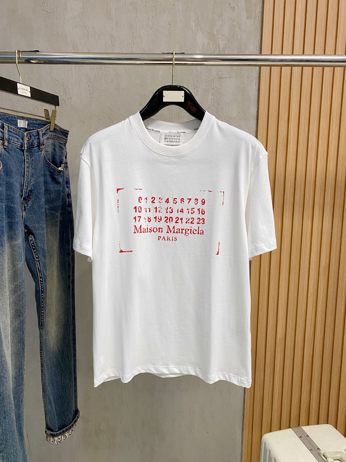 NO:473933,Magila's new short-sleeved T-shirt for summer 2025, the personalized art series exclusively released on the entire network. The versatile details are perfectly processed and pure cotton fabric is very exquisite. Original fabric. The same high-quality and comfortable hand feels very fashionable and personalized. A super versatile and beautiful style for men and women. The same color is black and white. The number of codes M-3XL,,masion margiela,T-shirt,tees,t-shirt,alexander wang19860909马吉拉2025夏季新款短袖T恤,个性艺术系列全网独家首发 百搭款细节处理完美纯棉面料十分精致 原版面料 网红明星同款高版本 高品质手感非常舒服 时尚又个性 超级百搭好看的一款男女同款颜色黑、白 码数M-3XL,,masion margiela,T-shirt,tees，t-shirt,alexander wang,Men's clothing