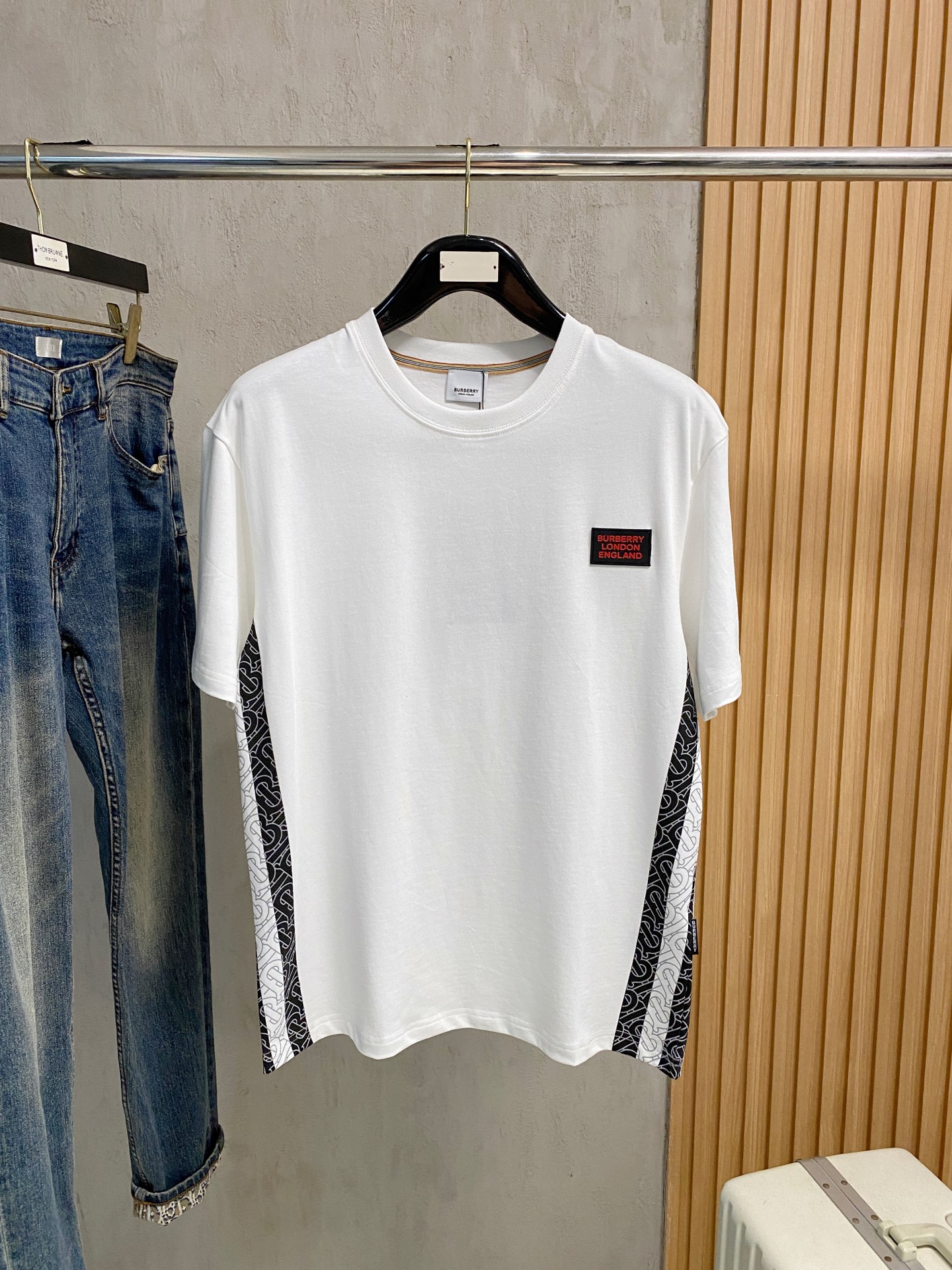 NO:473890,Burberry's new short-sleeved T-shirt in summer 2025, the personalized art series exclusively released on the entire network. The versatile details are perfectly processed and pure cotton fabric is very exquisite. Original fabric. The same high-quality and comfortable hand feels very fashionable and personalized. A super versatile and beautiful style for men and women. The same color is black and white. M-3XL, burberry, T-shirt,tees, t-shirt,alexander wang19860909巴宝莉2025夏季新款短袖T恤,个性艺术系列全网独家首发 百搭款细节处理完美纯棉面料十分精致 原版面料 网红明星同款高版本 高品质手感非常舒服 时尚又个性 超级百搭好看的一款男女同款颜色黑、白 码数M-3XL,,burberry,T-shirt,tees，t-shirt,alexander wang,Men's clothing