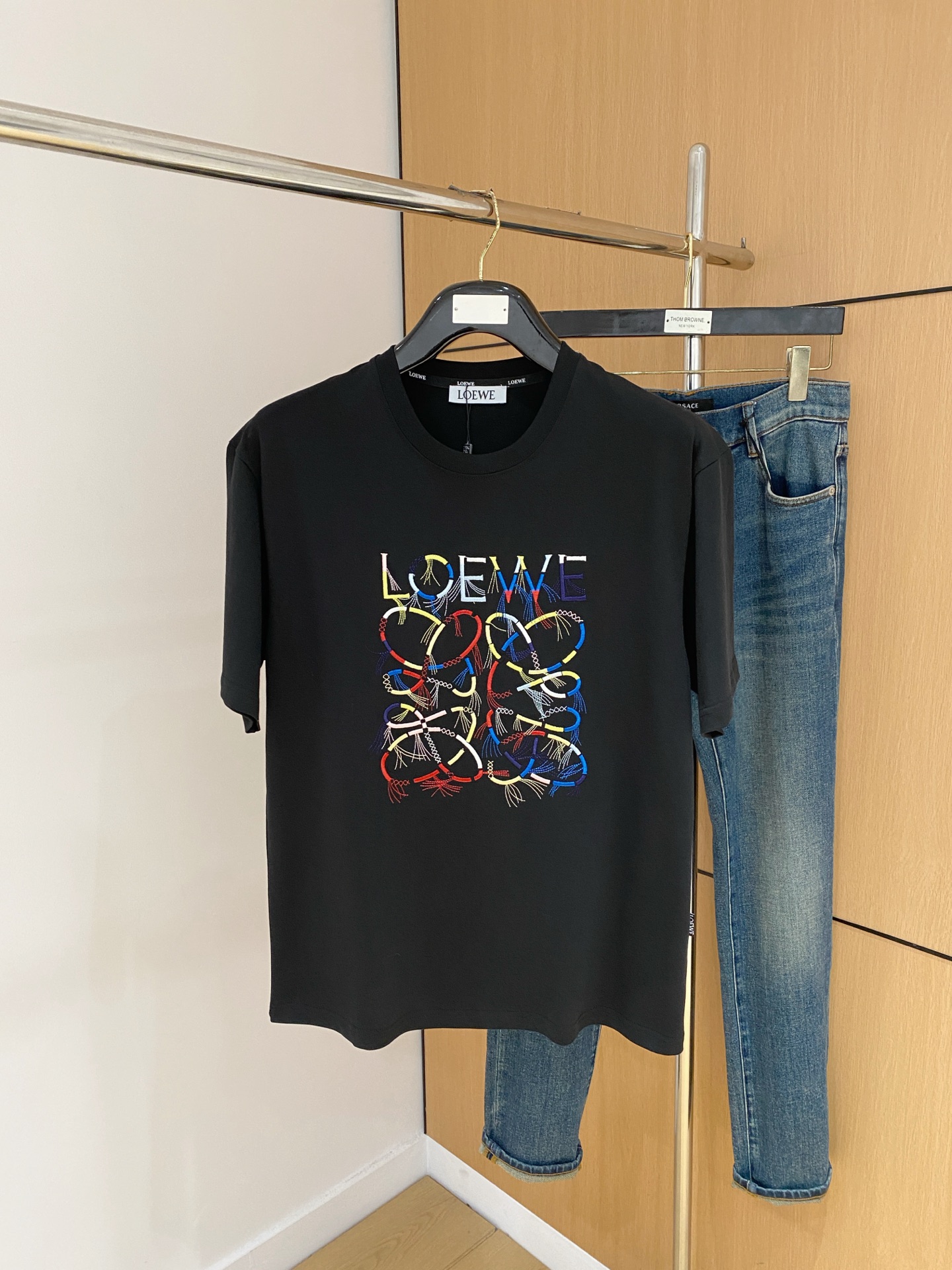 NO:507681,Luo Yiwei's new short-sleeved T-shirt in summer 2025, the personalized art series exclusively launched on the entire network. The versatile details are perfectly processed and pure cotton fabric is very exquisite. Original fabric. The same high-quality and comfortable hand feels very fashionable and personalized. A super versatile and beautiful style for men and women. The same color is black and white. The number of numbers M-3XL, loewe, T-shirt,tees, t-shirt,alexander wang19860909罗意威2025夏季新款短袖T恤,个性艺术系列全网独家首发 百搭款细节处理完美纯棉面料十分精致 原版面料 网红明星同款高版本 高品质手感非常舒服 时尚又个性 超级百搭好看的一款男女同款颜色黑、白 码数M-3XL,,loewe,T-shirt,tees，t-shirt,alexander wang,Men's clothing