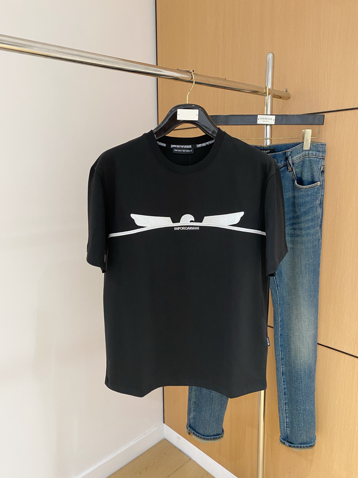 NO:507689,Armani's new short-sleeved T-shirt for summer 2025, the personalized art series exclusively launched on the entire network. The versatile details are perfectly processed and pure cotton fabric is very exquisite. Original fabric. The same high-quality and comfortable hand feels very fashionable and personalized. A super versatile and beautiful style for men and women. The same color is black and white. The number of numbers M-3XL, armani, T-shirt,tees, t-shirt,alexander wang19860909阿玛尼2025夏季新款短袖T恤,个性艺术系列全网独家首发 百搭款细节处理完美纯棉面料十分精致 原版面料 网红明星同款高版本 高品质手感非常舒服 时尚又个性 超级百搭好看的一款男女同款颜色黑、白 码数M-3XL,,armani,T-shirt,tees，t-shirt,alexander wang,Men's clothing