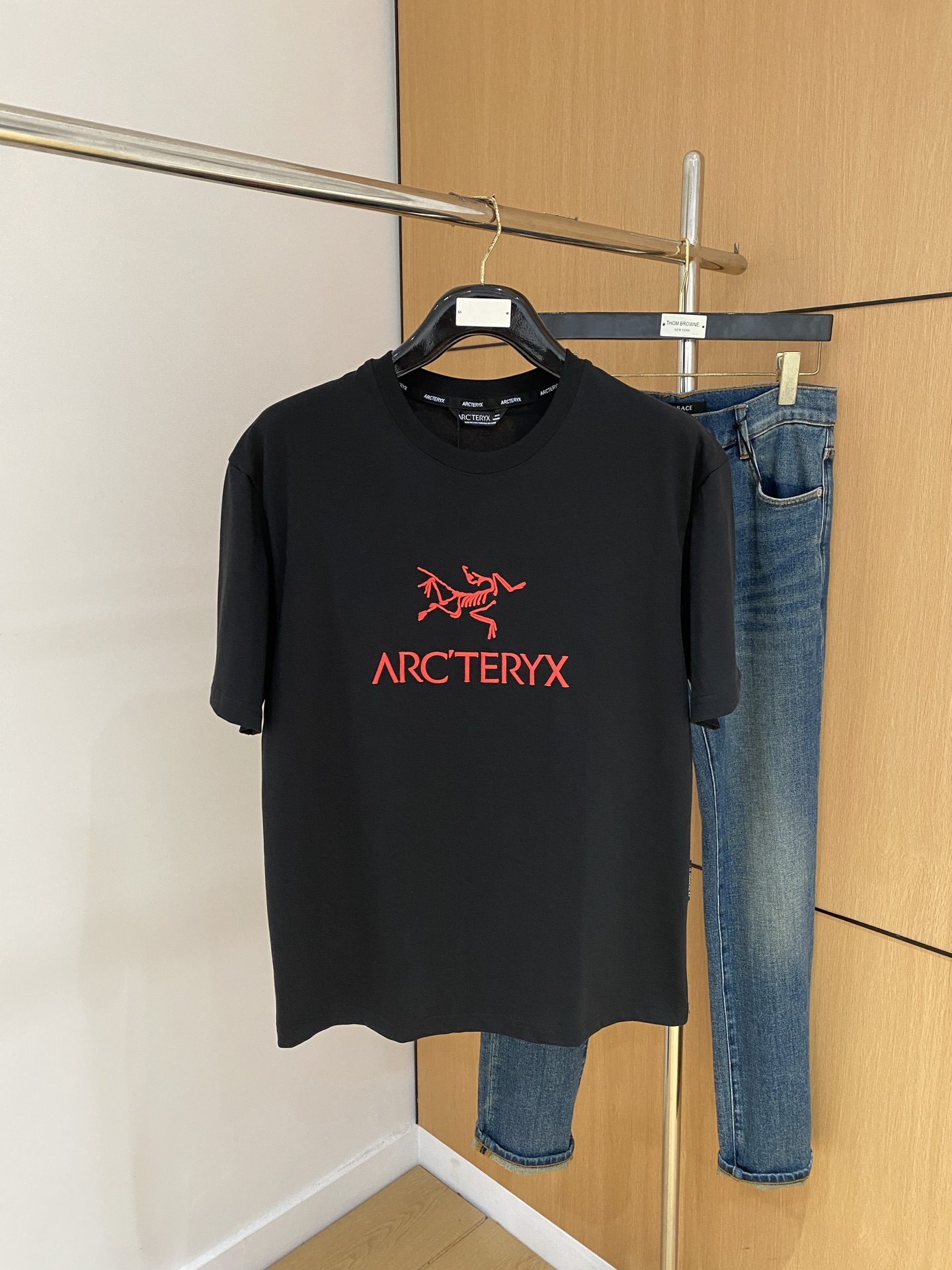 NO:507666,Archaeoptera Bird's new short-sleeved T-shirt in summer 2025, the personalized art series exclusively released on the entire network. The versatile details are perfectly processed and pure cotton fabric is very exquisite. Original fabric. The same high-quality and comfortable hand feels very fashionable and personalized. A super versatile and beautiful style for men and women. The same color is black and white. Number M-3XL, arc'teryx, T-shirt,tees, t-shirt,alexander wang19860909始祖鸟2025夏季新款短袖T恤,个性艺术系列全网独家首发 百搭款细节处理完美纯棉面料十分精致 原版面料 网红明星同款高版本 高品质手感非常舒服 时尚又个性 超级百搭好看的一款男女同款颜色黑、白 码数M-3XL,arc'teryx,T-shirt,tees，t-shirt,alexander wang,Men's clothing