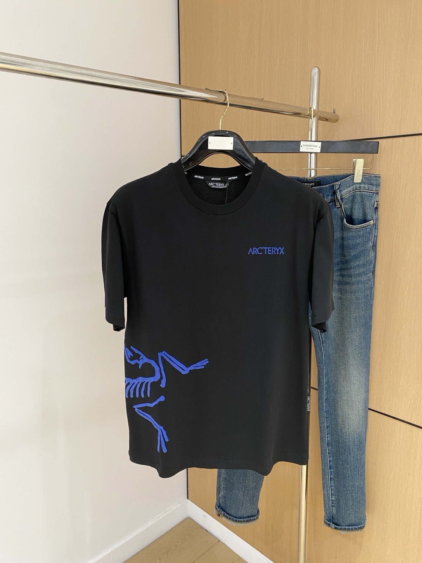 NO:507677,Archaeoptera Bird's new short-sleeved T-shirt in summer 2025, the personalized art series exclusively released on the entire network. The versatile details are perfectly processed and pure cotton fabric is very exquisite. Original fabric. The same high-quality and comfortable hand feels very fashionable and personalized. A super versatile and beautiful style for men and women. The same color is black and white. Number M-3XL, arc'teryx, T-shirt,tees, t-shirt,alexander wang19860909始祖鸟2025夏季新款短袖T恤,个性艺术系列全网独家首发 百搭款细节处理完美纯棉面料十分精致 原版面料 网红明星同款高版本 高品质手感非常舒服 时尚又个性 超级百搭好看的一款男女同款颜色黑、白 码数M-3XL,arc'teryx,T-shirt,tees，t-shirt,alexander wang,Men's clothing