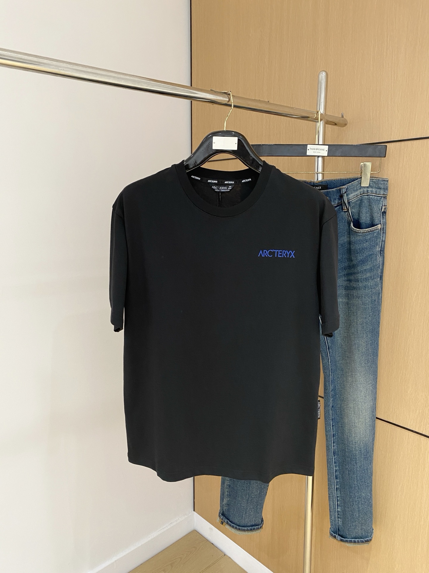 NO:507661,Archaeoptera Bird's new short-sleeved T-shirt in summer 2025, the personalized art series exclusively released on the entire network. The versatile details are perfectly processed and pure cotton fabric is very exquisite. Original fabric. The same high-quality and comfortable hand feels very fashionable and personalized. A super versatile and beautiful style for men and women. The same color is black and white. Number M-3XL, arc'teryx, T-shirt,tees, t-shirt,alexander wang19860909始祖鸟2025夏季新款短袖T恤,个性艺术系列全网独家首发 百搭款细节处理完美纯棉面料十分精致 原版面料 网红明星同款高版本 高品质手感非常舒服 时尚又个性 超级百搭好看的一款男女同款颜色黑、白 码数M-3XL,arc'teryx,T-shirt,tees，t-shirt,alexander wang,Men's clothing