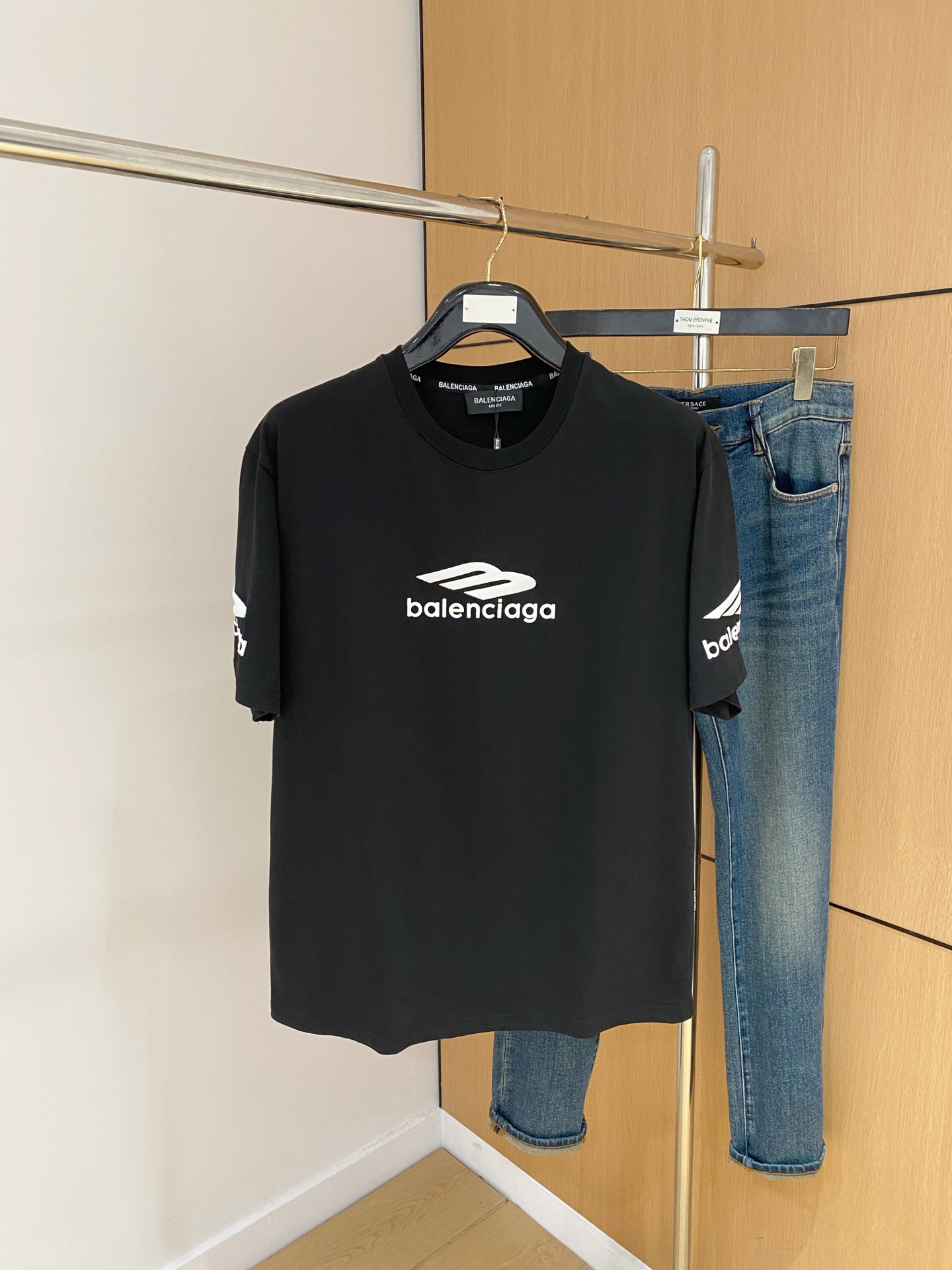 NO:507672,Balenciaga 2025 summer new short-sleeved T-shirt, the personalized art series exclusively released on the entire network. The versatile details are perfectly processed and pure cotton fabric is very exquisite. Original fabric. The same high-quality and comfortable hand feels very fashionable and personalized. A super versatile and beautiful style for men and women. The same color is black and white. M-3XL, balenciaga, T-shirt,tees, t-shirt,alexander wang19860909巴黎世家2025夏季新款短袖T恤,个性艺术系列全网独家首发 百搭款细节处理完美纯棉面料十分精致 原版面料 网红明星同款高版本 高品质手感非常舒服 时尚又个性 超级百搭好看的一款男女同款颜色黑、白 码数M-3XL,,balenciaga,T-shirt,tees，t-shirt,alexander wang,Men's clothing