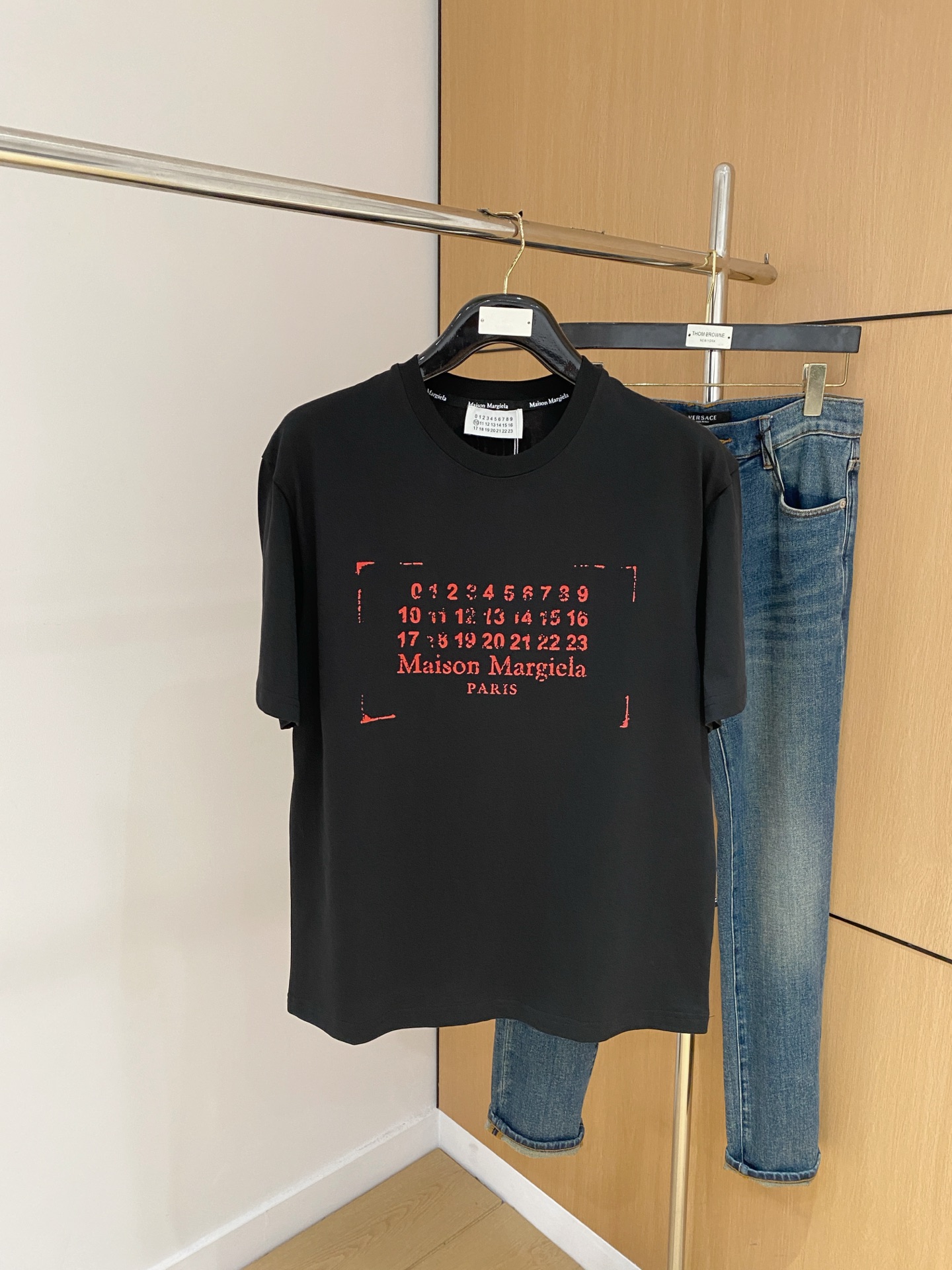 NO:507667,Magila's new short-sleeved T-shirt for summer 2025, the personalized art series exclusively released on the entire network. The versatile details are perfectly processed and pure cotton fabric is very exquisite. Original fabric. The same high-quality and comfortable hand feels very fashionable and personalized. A super versatile and beautiful style for men and women. The same color is black and white. The number of codes M-3XL,,masion margiela,T-shirt,tees,t-shirt,alexander wang19860909马吉拉2025夏季新款短袖T恤,个性艺术系列全网独家首发 百搭款细节处理完美纯棉面料十分精致 原版面料 网红明星同款高版本 高品质手感非常舒服 时尚又个性 超级百搭好看的一款男女同款颜色黑、白 码数M-3XL,,masion margiela,T-shirt,tees，t-shirt,alexander wang,Men's clothing