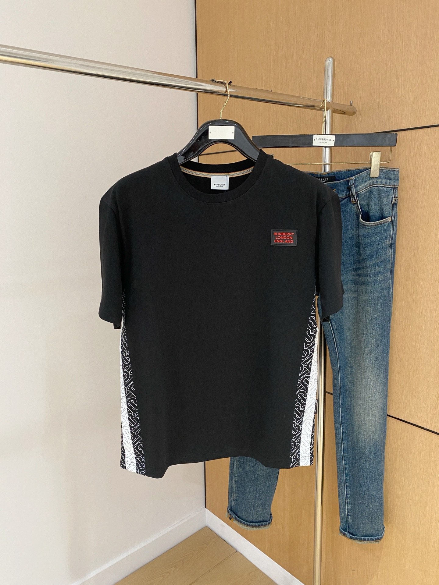 NO:507685,Burberry's new short-sleeved T-shirt in summer 2025, the personalized art series exclusively released on the entire network. The versatile details are perfectly processed and pure cotton fabric is very exquisite. Original fabric. The same high-quality and comfortable hand feels very fashionable and personalized. A super versatile and beautiful style for men and women. The same color is black and white. M-3XL, burberry, T-shirt,tees, t-shirt,alexander wang19860909巴宝莉2025夏季新款短袖T恤,个性艺术系列全网独家首发 百搭款细节处理完美纯棉面料十分精致 原版面料 网红明星同款高版本 高品质手感非常舒服 时尚又个性 超级百搭好看的一款男女同款颜色黑、白 码数M-3XL,,burberry,T-shirt,tees，t-shirt,alexander wang,Men's clothing