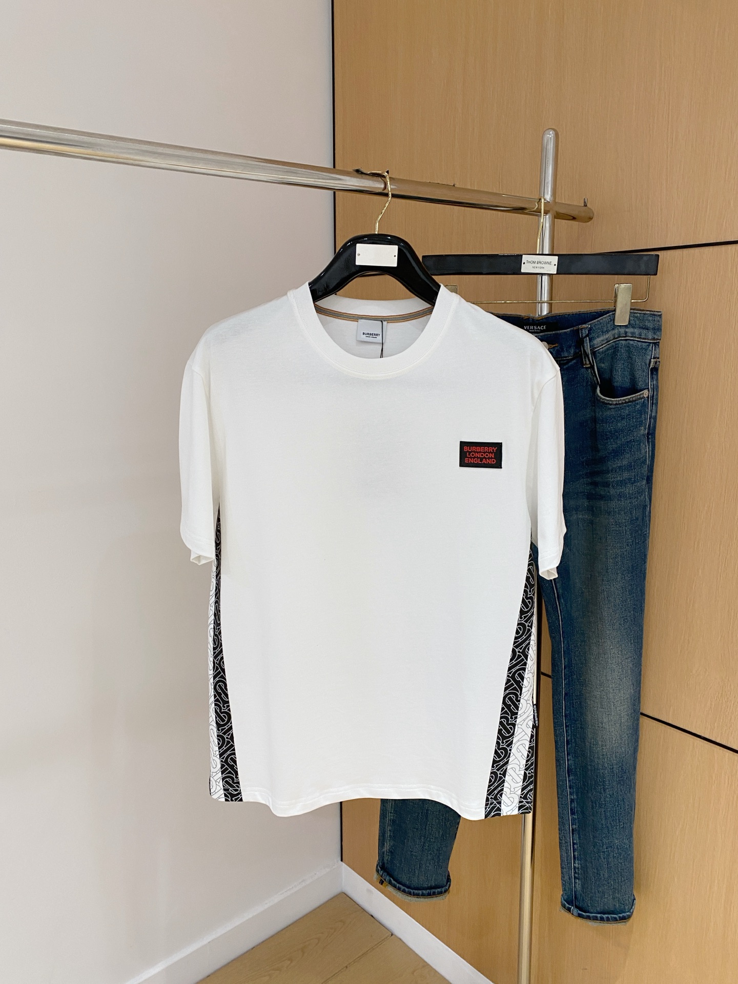 NO:441423,Burberry's new short-sleeved T-shirt in summer 2025, the personalized art series exclusively released on the entire network. The versatile details are perfectly processed and pure cotton fabric is very exquisite. Original fabric. The same high-quality and comfortable hand feels very fashionable and personalized. A super versatile and beautiful style for men and women. The same color is black and white. M-3XL, burberry, T-shirt,tees, t-shirt,alexander wang19860909巴宝莉2025夏季新款短袖T恤,个性艺术系列全网独家首发 百搭款细节处理完美纯棉面料十分精致 原版面料 网红明星同款高版本 高品质手感非常舒服 时尚又个性 超级百搭好看的一款男女同款颜色黑、白 码数M-3XL,,burberry,T-shirt,tees，t-shirt,alexander wang,Men's clothing