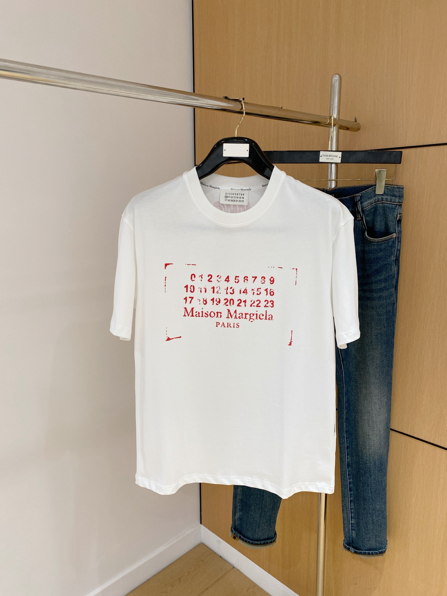 NO:441458,Magila's new short-sleeved T-shirt for summer 2025, the personalized art series exclusively released on the entire network. The versatile details are perfectly processed and pure cotton fabric is very exquisite. Original fabric. The same high-quality and comfortable hand feels very fashionable and personalized. A super versatile and beautiful style for men and women. The same color is black and white. The number of codes M-3XL,,masion margiela,T-shirt,tees,t-shirt,alexander wang19860909马吉拉2025夏季新款短袖T恤,个性艺术系列全网独家首发 百搭款细节处理完美纯棉面料十分精致 原版面料 网红明星同款高版本 高品质手感非常舒服 时尚又个性 超级百搭好看的一款男女同款颜色黑、白 码数M-3XL,,masion margiela,T-shirt,tees，t-shirt,alexander wang,Men's clothing