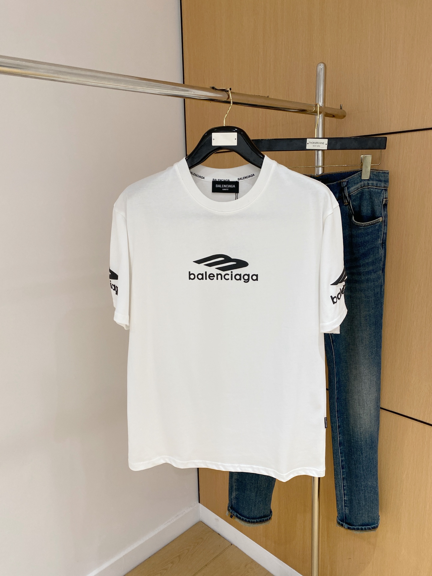 NO:441445,Balenciaga 2025 summer new short-sleeved T-shirt, the personalized art series exclusively released on the entire network. The versatile details are perfectly processed and pure cotton fabric is very exquisite. Original fabric. The same high-quality and comfortable hand feels very fashionable and personalized. A super versatile and beautiful style for men and women. The same color is black and white. M-3XL, balenciaga, T-shirt,tees, t-shirt,alexander wang19860909巴黎世家2025夏季新款短袖T恤,个性艺术系列全网独家首发 百搭款细节处理完美纯棉面料十分精致 原版面料 网红明星同款高版本 高品质手感非常舒服 时尚又个性 超级百搭好看的一款男女同款颜色黑、白 码数M-3XL,,balenciaga,T-shirt,tees，t-shirt,alexander wang,Men's clothing