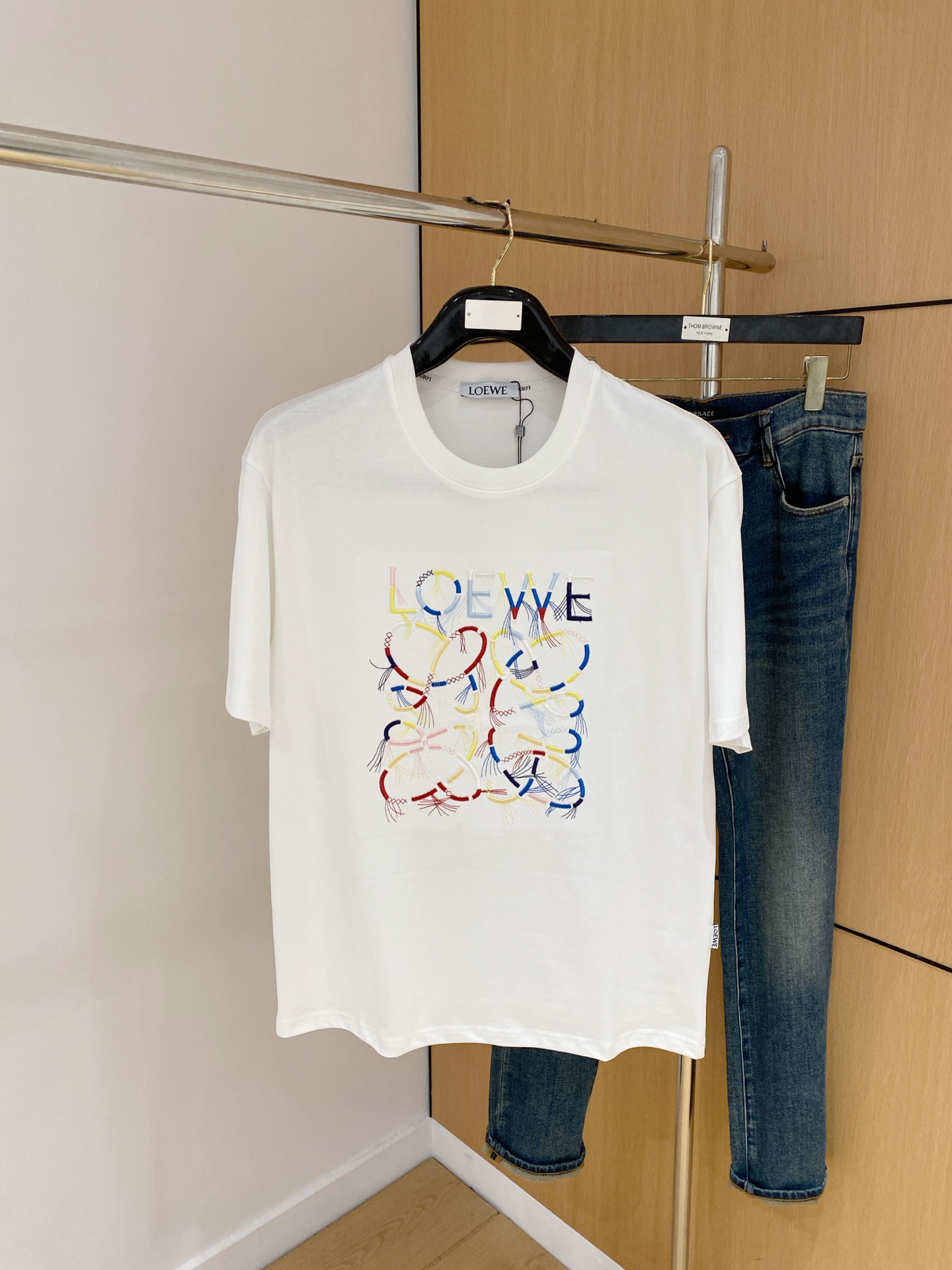 NO:441432,Luo Yiwei's new short-sleeved T-shirt in summer 2025, the personalized art series exclusively launched on the entire network. The versatile details are perfectly processed and pure cotton fabric is very exquisite. Original fabric. The same high-quality and comfortable hand feels very fashionable and personalized. A super versatile and beautiful style for men and women. The same color is black and white. The number of numbers M-3XL, loewe, T-shirt,tees, t-shirt,alexander wang19860909罗意威2025夏季新款短袖T恤,个性艺术系列全网独家首发 百搭款细节处理完美纯棉面料十分精致 原版面料 网红明星同款高版本 高品质手感非常舒服 时尚又个性 超级百搭好看的一款男女同款颜色黑、白 码数M-3XL,,loewe,T-shirt,tees，t-shirt,alexander wang,Men's clothing