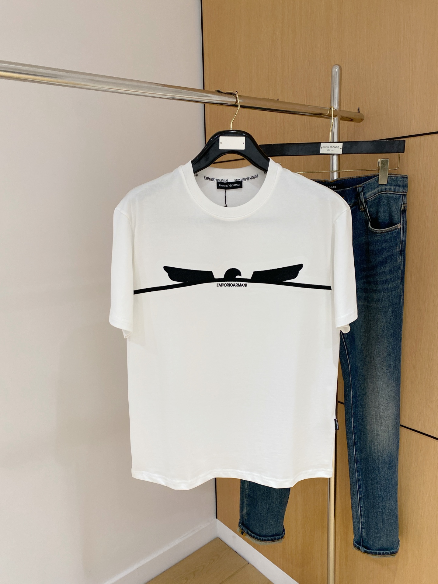 NO:441415,Armani's new short-sleeved T-shirt for summer 2025, the personalized art series exclusively launched on the entire network. The versatile details are perfectly processed and pure cotton fabric is very exquisite. Original fabric. The same high-quality and comfortable hand feels very fashionable and personalized. A super versatile and beautiful style for men and women. The same color is black and white. The number of numbers M-3XL, armani, T-shirt,tees, t-shirt,alexander wang19860909阿玛尼2025夏季新款短袖T恤,个性艺术系列全网独家首发 百搭款细节处理完美纯棉面料十分精致 原版面料 网红明星同款高版本 高品质手感非常舒服 时尚又个性 超级百搭好看的一款男女同款颜色黑、白 码数M-3XL,,armani,T-shirt,tees，t-shirt,alexander wang,Men's clothing