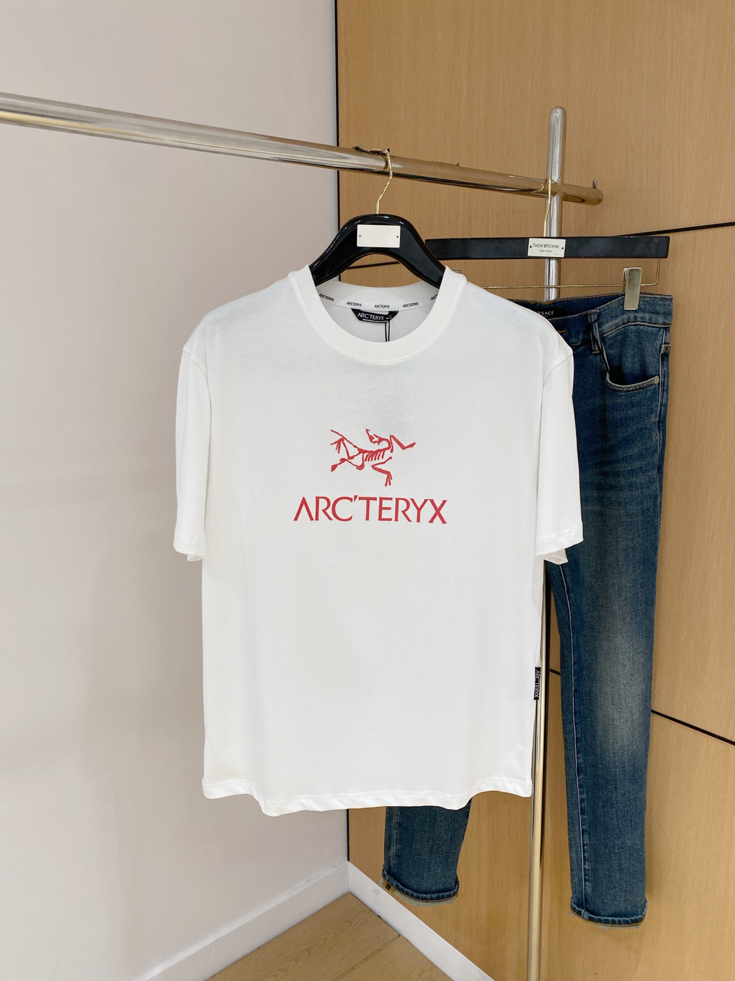 NO:441451,Archaeoptera Bird's new short-sleeved T-shirt in summer 2025, the personalized art series exclusively released on the entire network. The versatile details are perfectly processed and pure cotton fabric is very exquisite. Original fabric. The same high-quality and comfortable hand feels very fashionable and personalized. A super versatile and beautiful style for men and women. The same color is black and white. Number M-3XL, arc'teryx, T-shirt,tees, t-shirt,alexander wang19860909始祖鸟2025夏季新款短袖T恤,个性艺术系列全网独家首发 百搭款细节处理完美纯棉面料十分精致 原版面料 网红明星同款高版本 高品质手感非常舒服 时尚又个性 超级百搭好看的一款男女同款颜色黑、白 码数M-3XL,arc'teryx,T-shirt,tees，t-shirt,alexander wang,Men's clothing