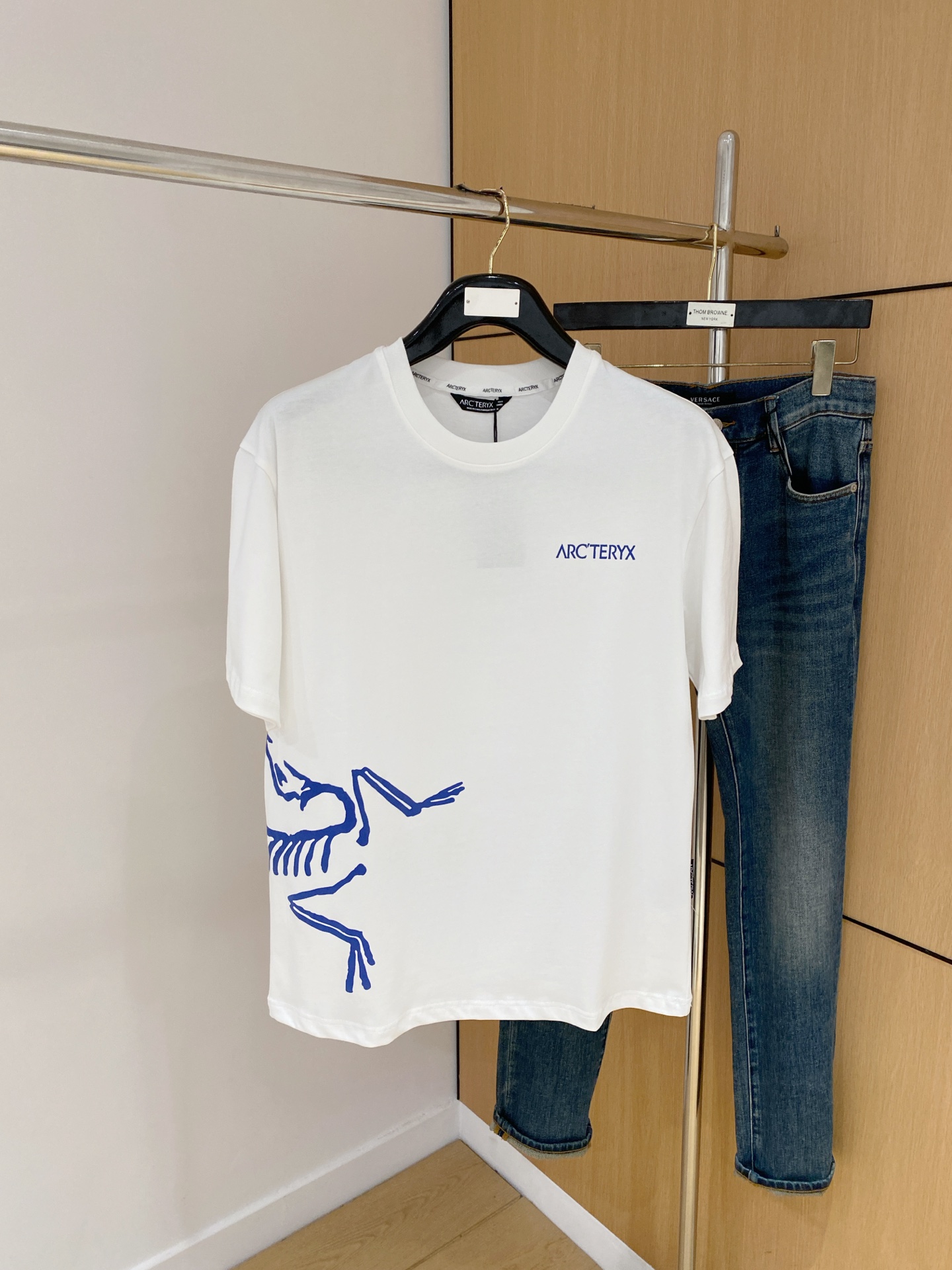 NO:441439,Archaeoptera Bird's new short-sleeved T-shirt in summer 2025, the personalized art series exclusively released on the entire network. The versatile details are perfectly processed and pure cotton fabric is very exquisite. Original fabric. The same high-quality and comfortable hand feels very fashionable and personalized. A super versatile and beautiful style for men and women. The same color is black and white. Number M-3XL, arc'teryx, T-shirt,tees, t-shirt,alexander wang19860909始祖鸟2025夏季新款短袖T恤,个性艺术系列全网独家首发 百搭款细节处理完美纯棉面料十分精致 原版面料 网红明星同款高版本 高品质手感非常舒服 时尚又个性 超级百搭好看的一款男女同款颜色黑、白 码数M-3XL,arc'teryx,T-shirt,tees，t-shirt,alexander wang,Men's clothing