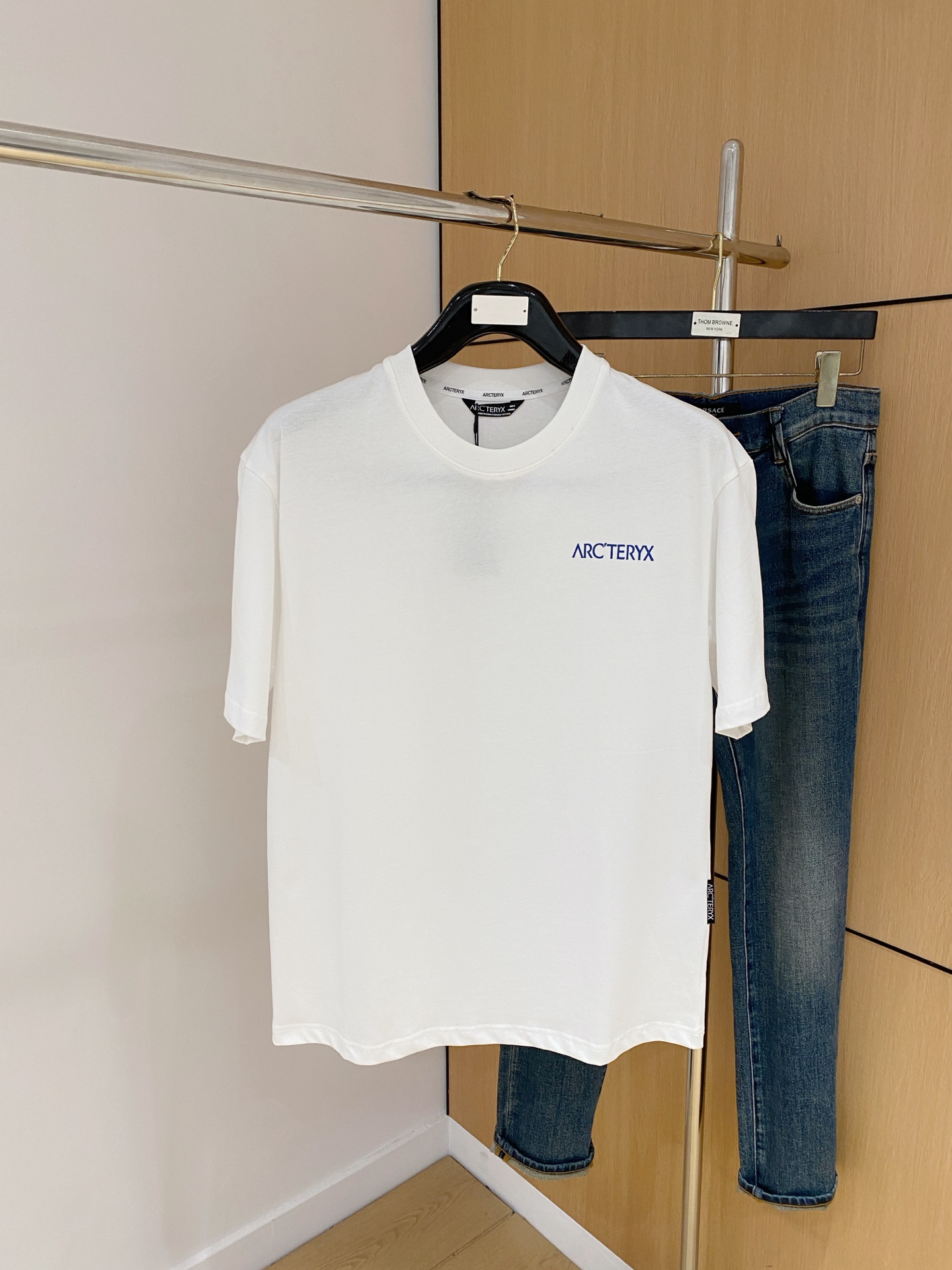 NO:441464,Archaeoptera Bird's new short-sleeved T-shirt in summer 2025, the personalized art series exclusively released on the entire network. The versatile details are perfectly processed and pure cotton fabric is very exquisite. Original fabric. The same high-quality and comfortable hand feels very fashionable and personalized. A super versatile and beautiful style for men and women. The same color is black and white. Number M-3XL, arc'teryx, T-shirt,tees, t-shirt,alexander wang19860909始祖鸟2025夏季新款短袖T恤,个性艺术系列全网独家首发 百搭款细节处理完美纯棉面料十分精致 原版面料 网红明星同款高版本 高品质手感非常舒服 时尚又个性 超级百搭好看的一款男女同款颜色黑、白 码数M-3XL,arc'teryx,T-shirt,tees，t-shirt,alexander wang,Men's clothing