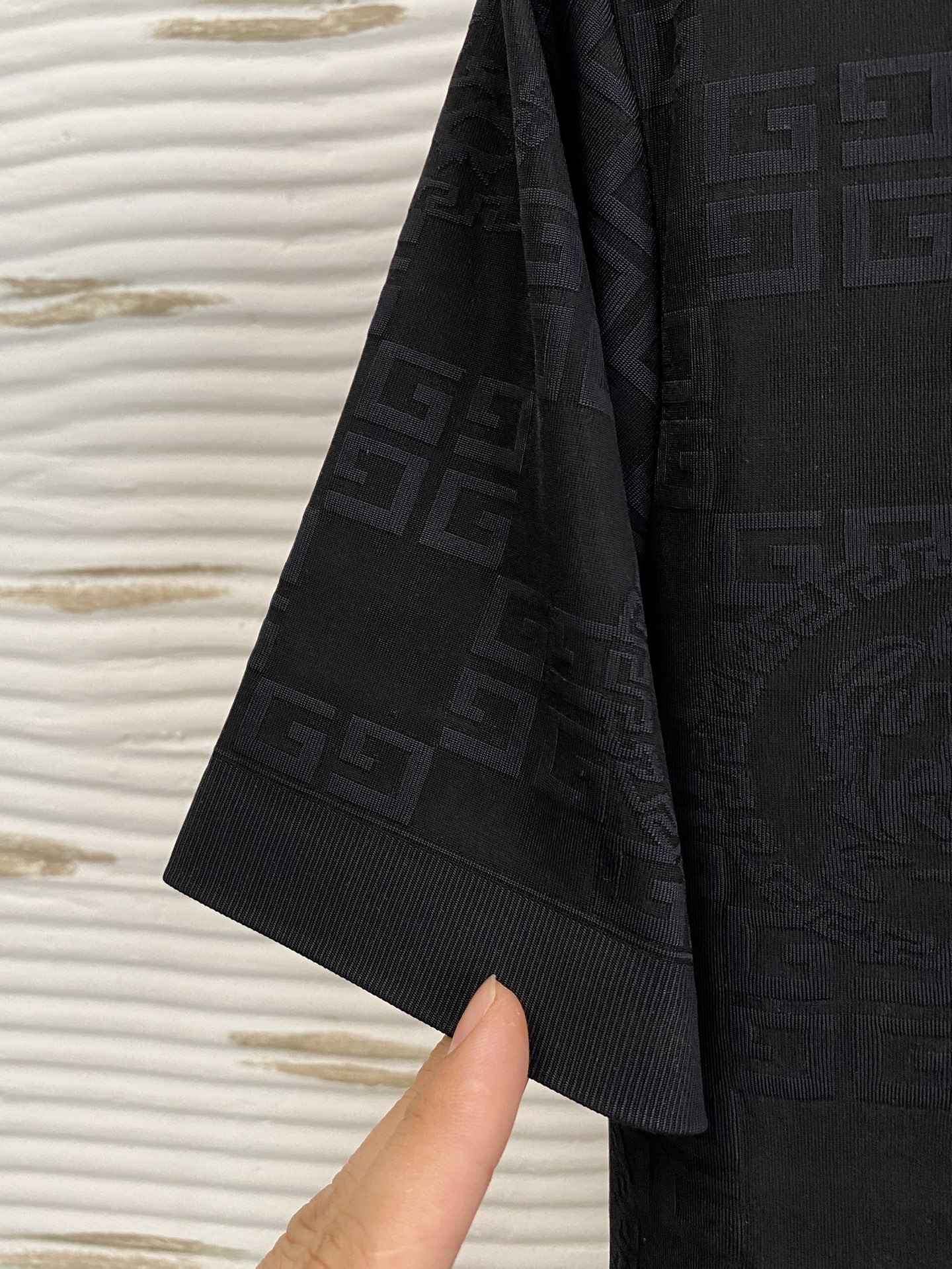 P纪梵希25ss春夏【新品】定制蚕丝面料丝滑透气！时尚经典翻领Polo短袖时尚单品设计，更加时尚舒适，高