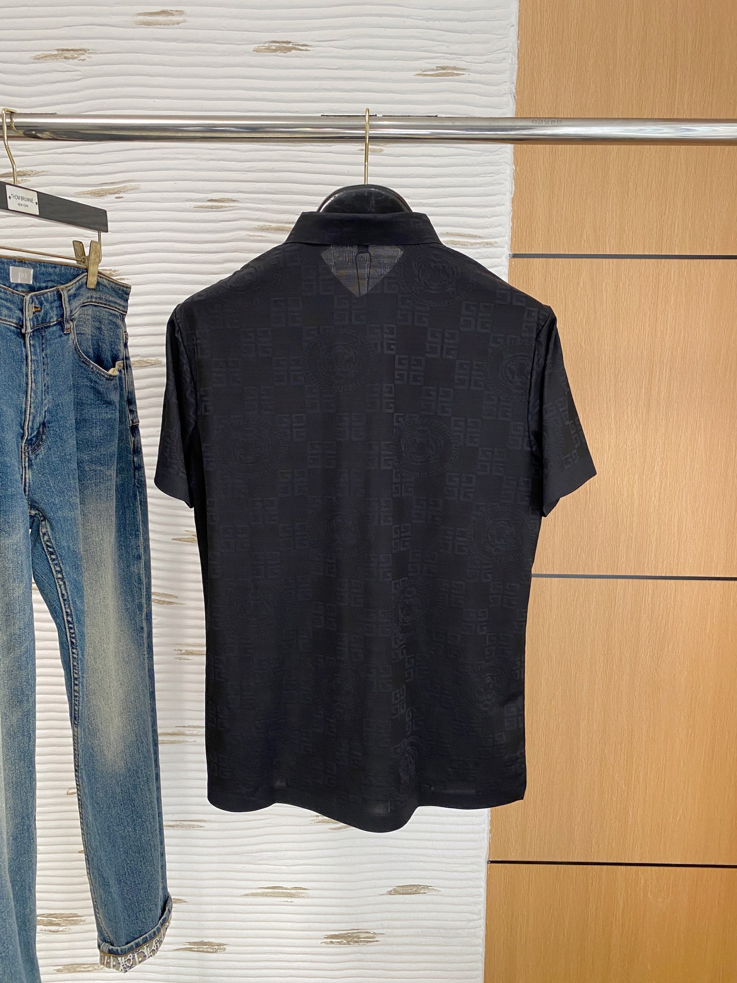 P纪梵希25ss春夏【新品】定制蚕丝面料丝滑透气！时尚经典翻领Polo短袖时尚单品设计，更加时尚舒适，高