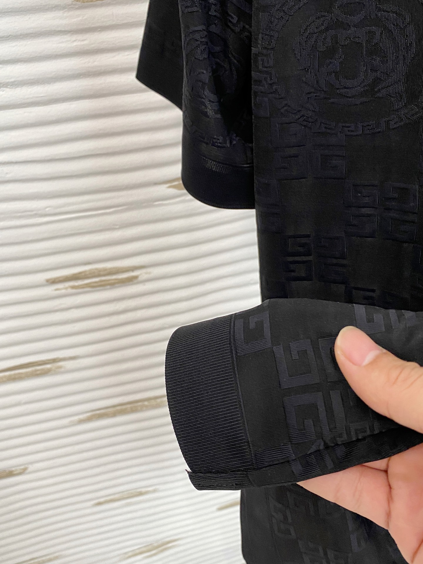 P纪梵希25ss春夏【新品】定制蚕丝面料丝滑透气！时尚经典翻领Polo短袖时尚单品设计，更加时尚舒适，高