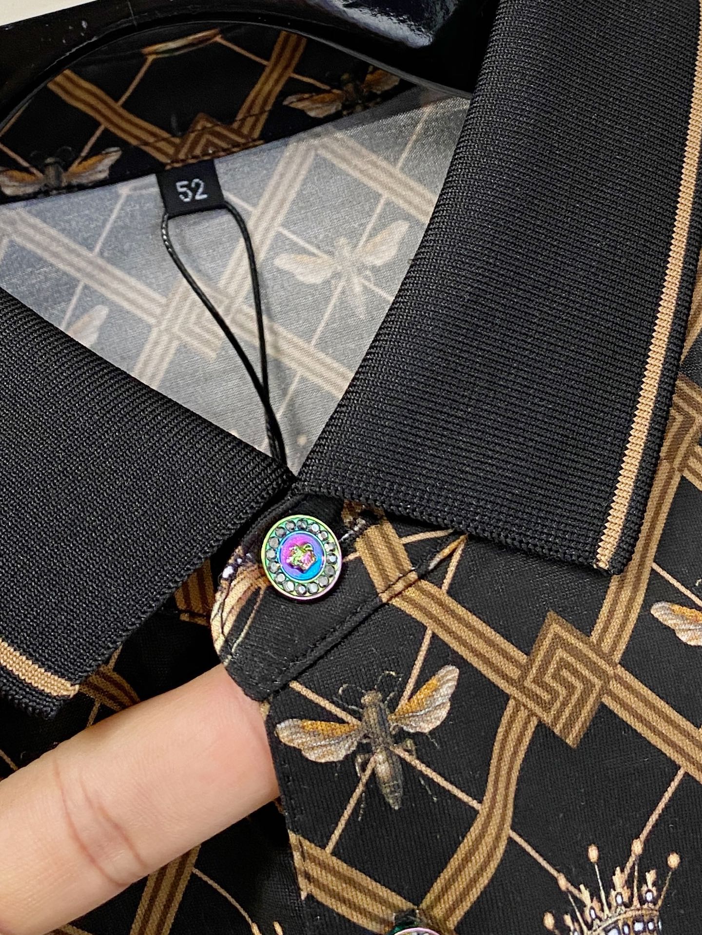 P古驰25ss春夏【新品】定制蚕丝面料丝滑透气！时尚经典翻领Polo短袖时尚单品设计，更加时尚舒适，高标