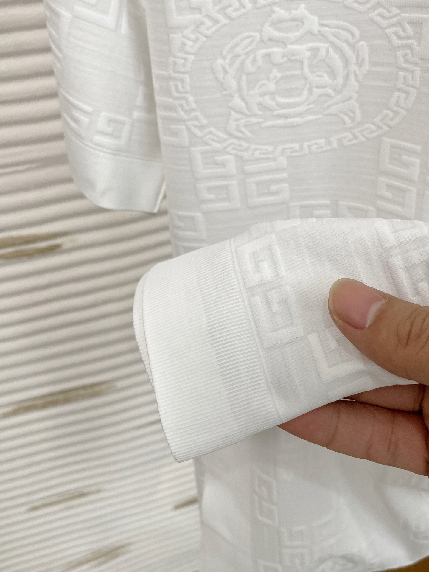 P纪梵希25ss春夏【新品】定制蚕丝面料丝滑透气！时尚经典翻领Polo短袖时尚单品设计，更加时尚舒适，高