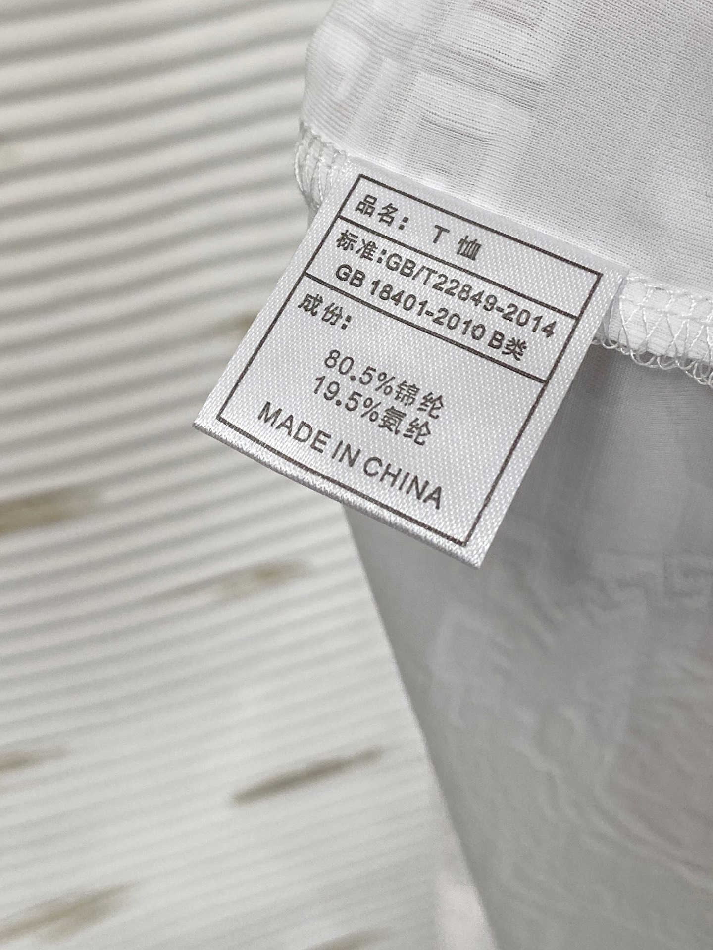 P纪梵希25ss春夏【新品】定制蚕丝面料丝滑透气！时尚经典翻领Polo短袖时尚单品设计，更加时尚舒适，高