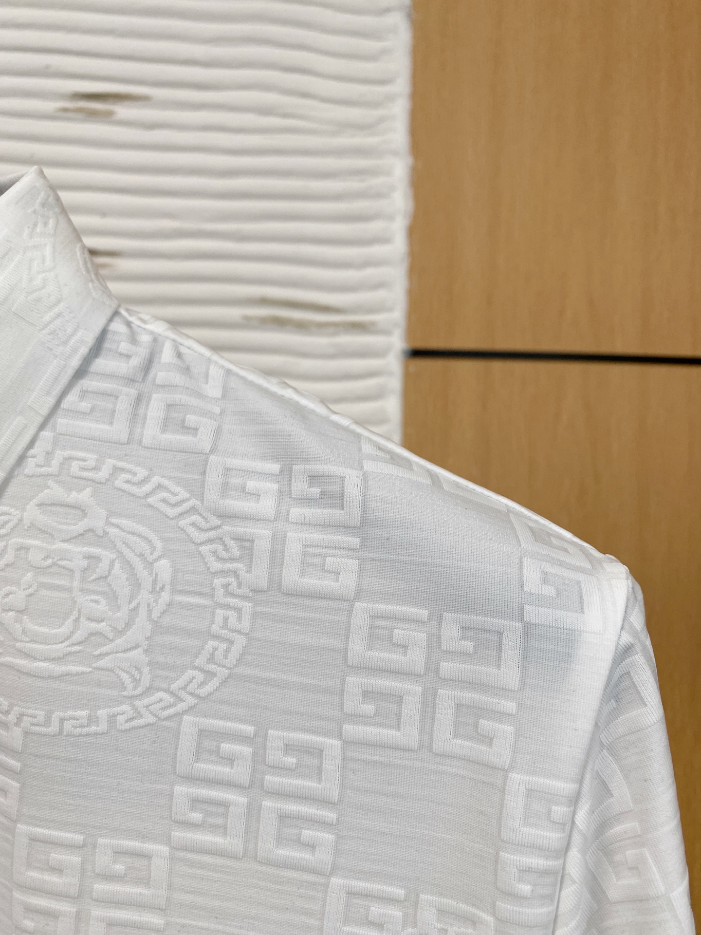 P纪梵希25ss春夏【新品】定制蚕丝面料丝滑透气！时尚经典翻领Polo短袖时尚单品设计，更加时尚舒适，高