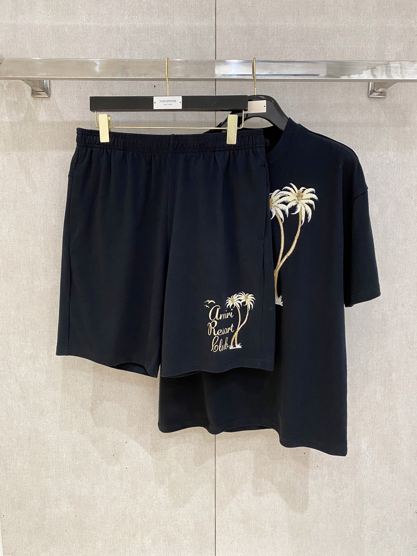 “88825SS Amiri Amir Heavy-Pound T-Shirt Suit with Stereo Printing in Black and White – Size Guide Included” - 图片 5