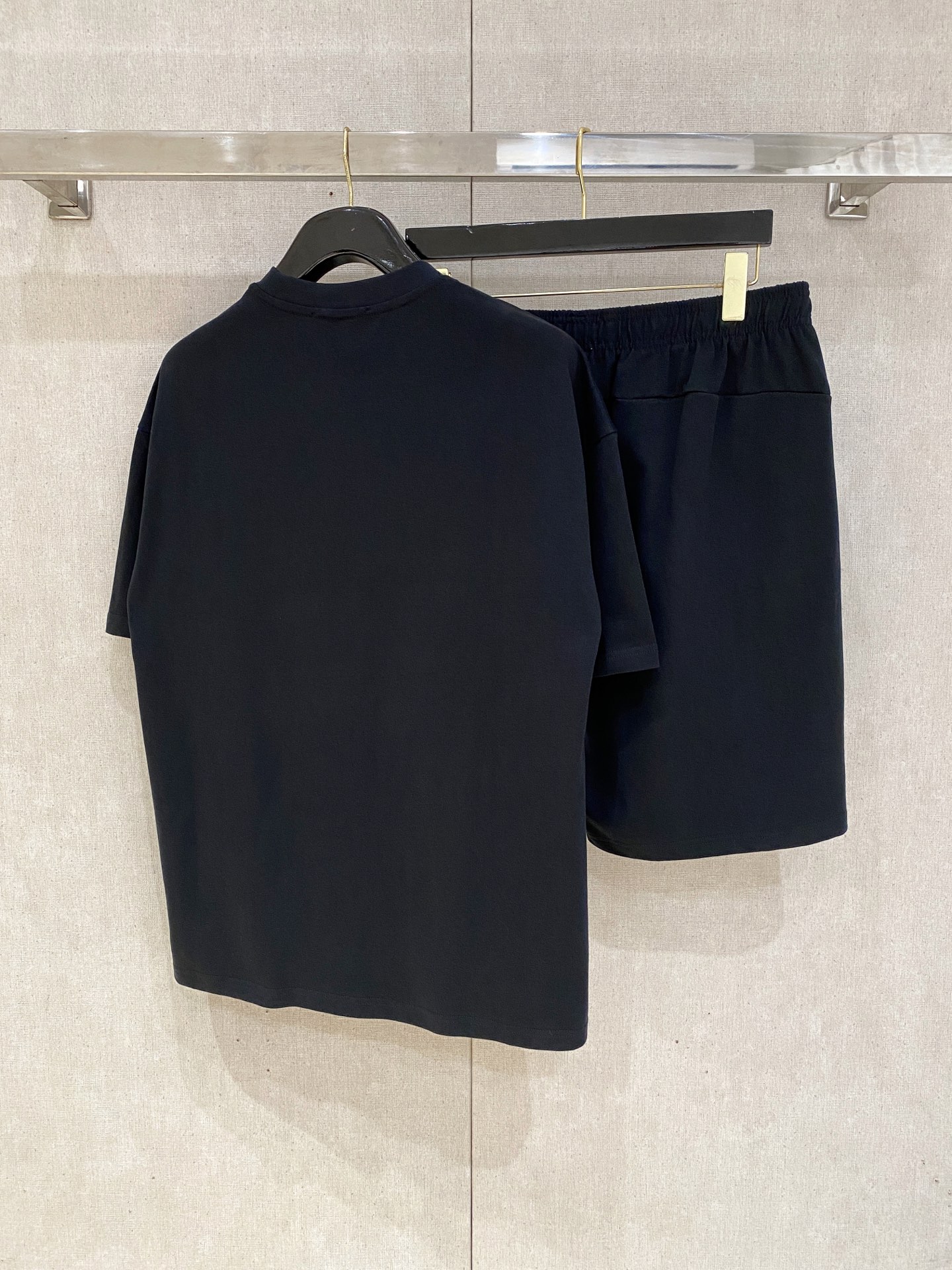 “88825SS Amiri Amir Heavy-Pound T-Shirt Suit with Stereo Printing in Black and White – Size Guide Included” - 图片 9