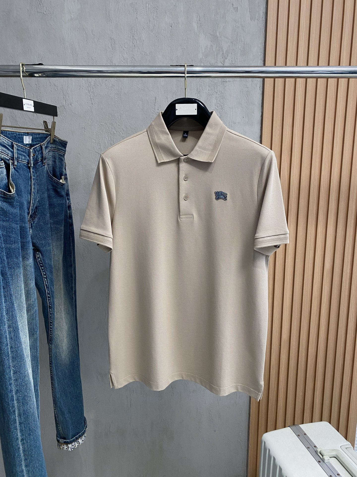 NO:849735,Burberry 25SS new spring and summer short-sleeved lapel T-shirt polo, the highest version is custom-made with high-end rhubarb fabric, simple and fashionable, the color-blocked threads are super beautiful!  Simple and elegant style with classic logo!  Full of high-end sense, can be worn in all seasons. The official website of simple European style is selling sizes M-3XL, burberry, T-shirt, tees, t-shirt,19860909巴宝莉25SS新款春夏短袖翻领T恤polo,最高版本客供定制高端朱地面料简单时尚款,拼色螺纹超级好看！经典logo简单大方的款式！满满的高级感,四季可穿.简欧风格官网在售码数M-3XL,,burberry,T-shirt,tees，t-shirt,,Men's clothing