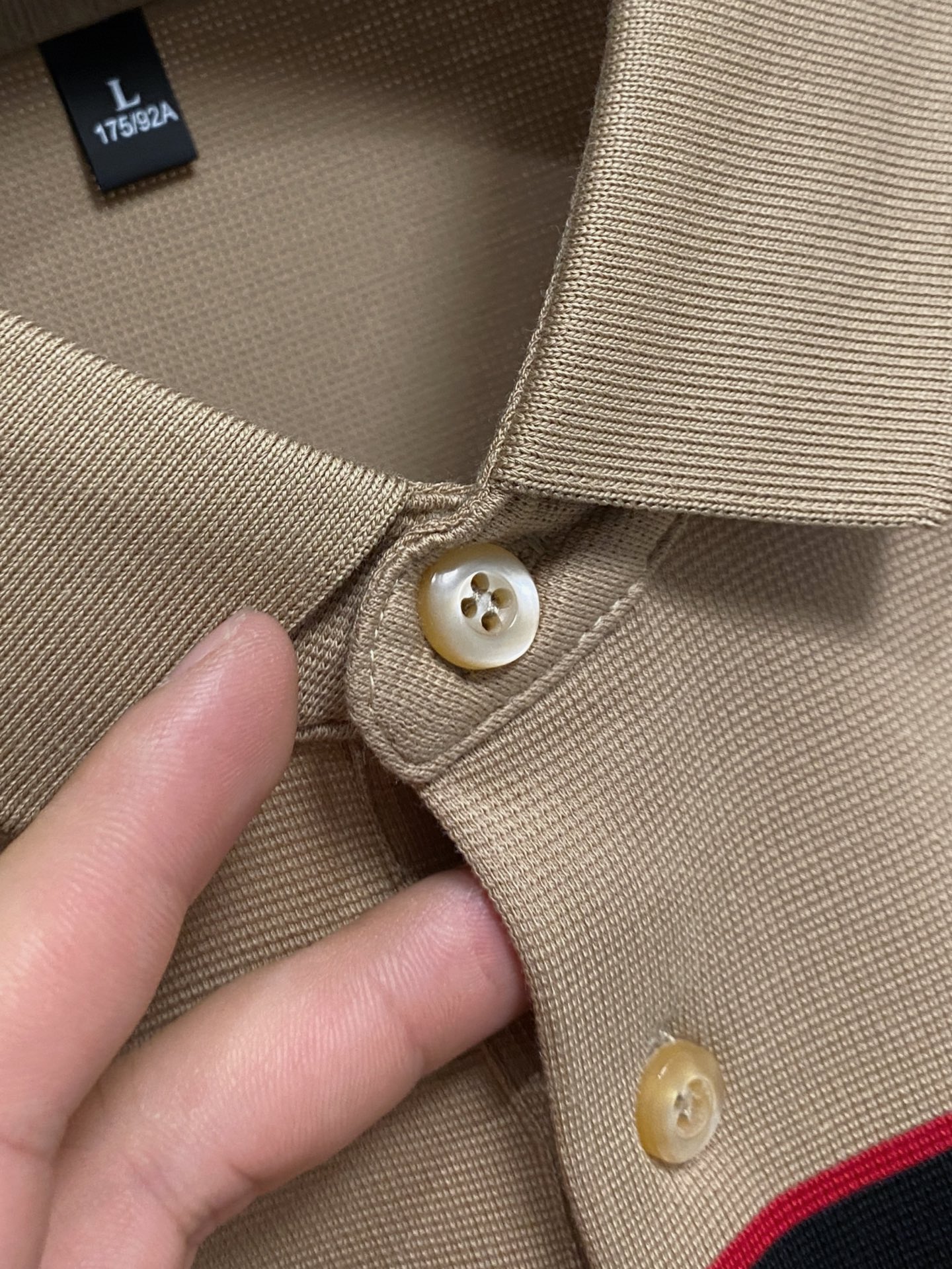 P巴宝莉25SS新款春夏短袖翻领T恤Polo，最高版本客供定制高端朱地面料简单时尚款，拼色螺纹超级好看！