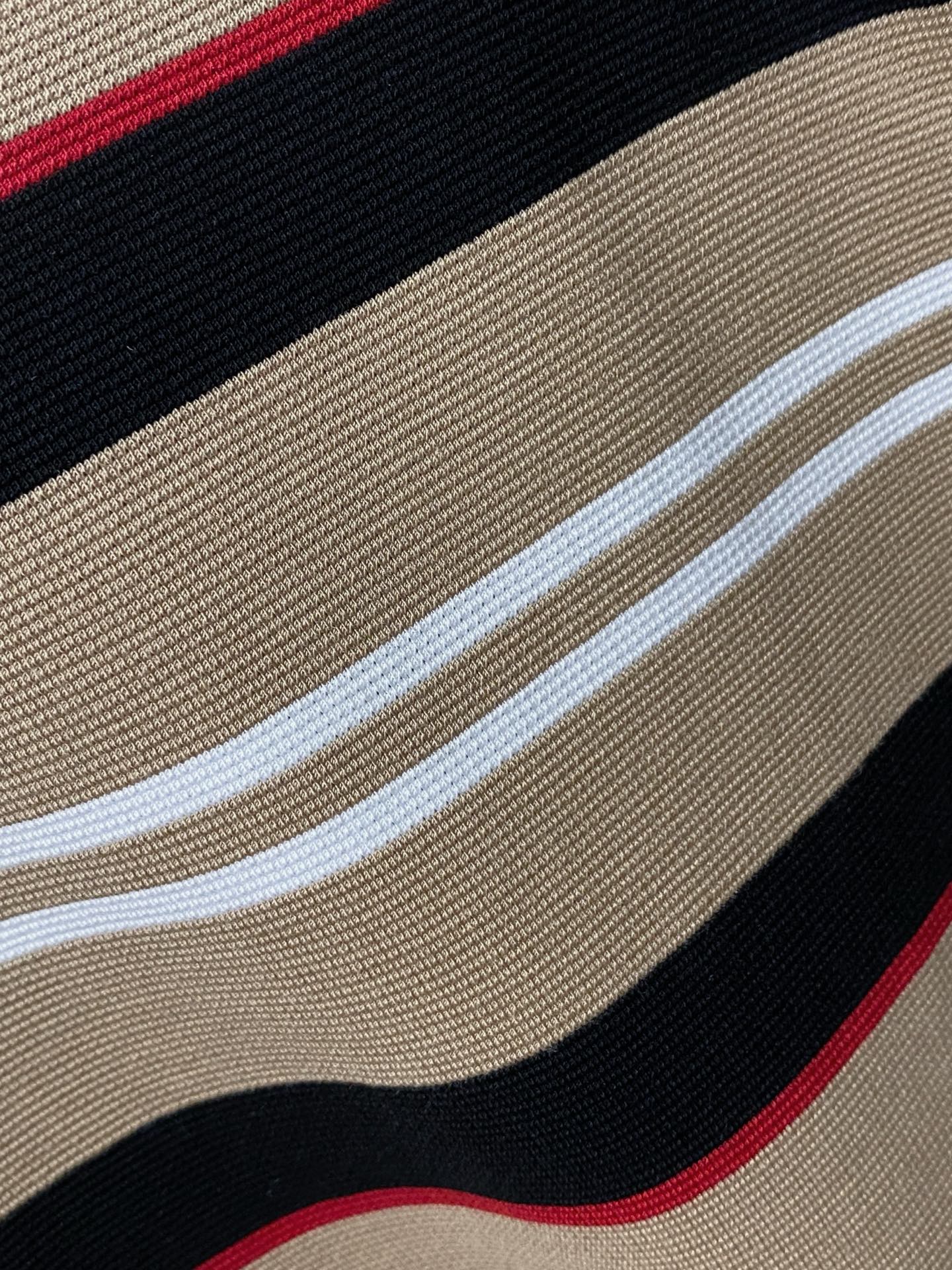 P巴宝莉25SS新款春夏短袖翻领T恤Polo，最高版本客供定制高端朱地面料简单时尚款，拼色螺纹超级好看！