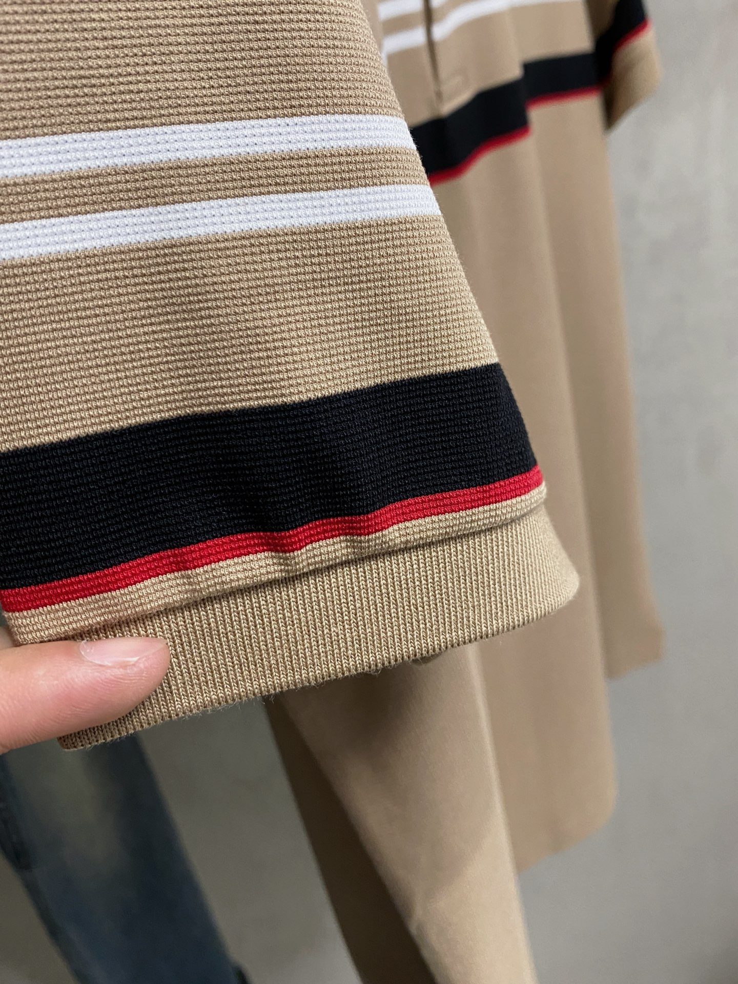 P巴宝莉25SS新款春夏短袖翻领T恤Polo，最高版本客供定制高端朱地面料简单时尚款，拼色螺纹超级好看！