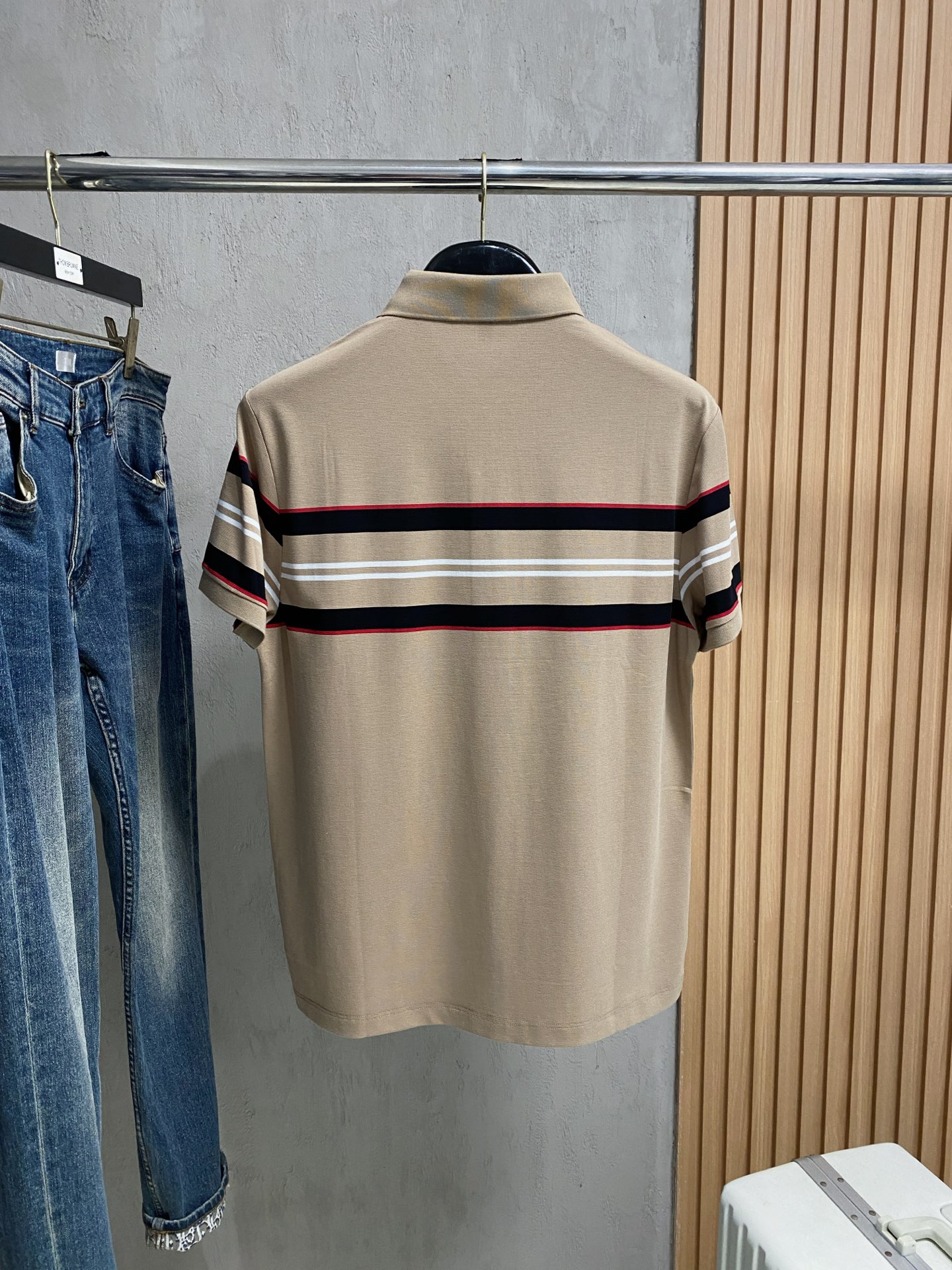 P巴宝莉25SS新款春夏短袖翻领T恤Polo，最高版本客供定制高端朱地面料简单时尚款，拼色螺纹超级好看！