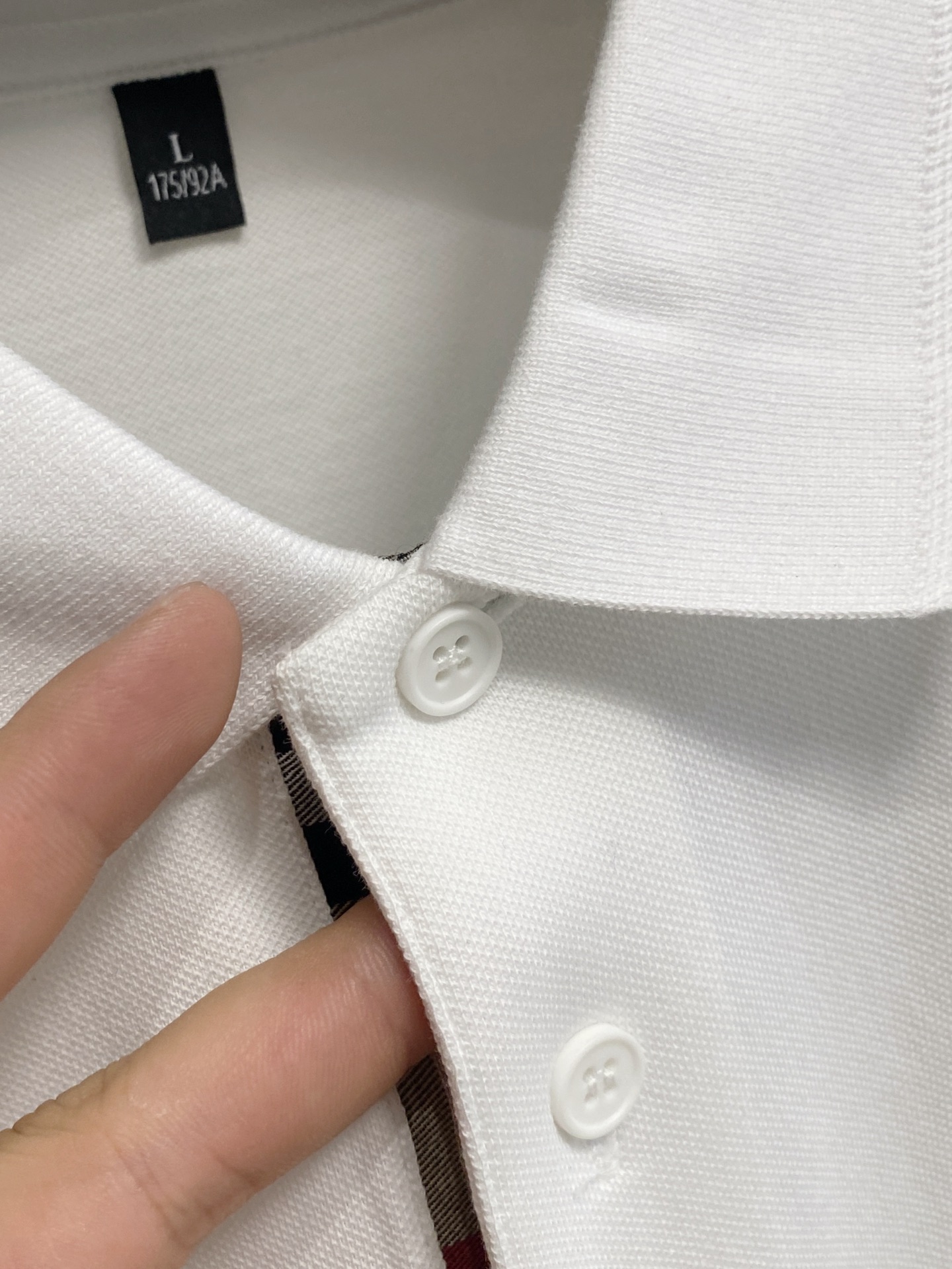 P巴宝莉25SS新款春夏短袖翻领T恤Polo，最高版本客供定制高端朱地面料简单时尚款，拼色螺纹超级好看！