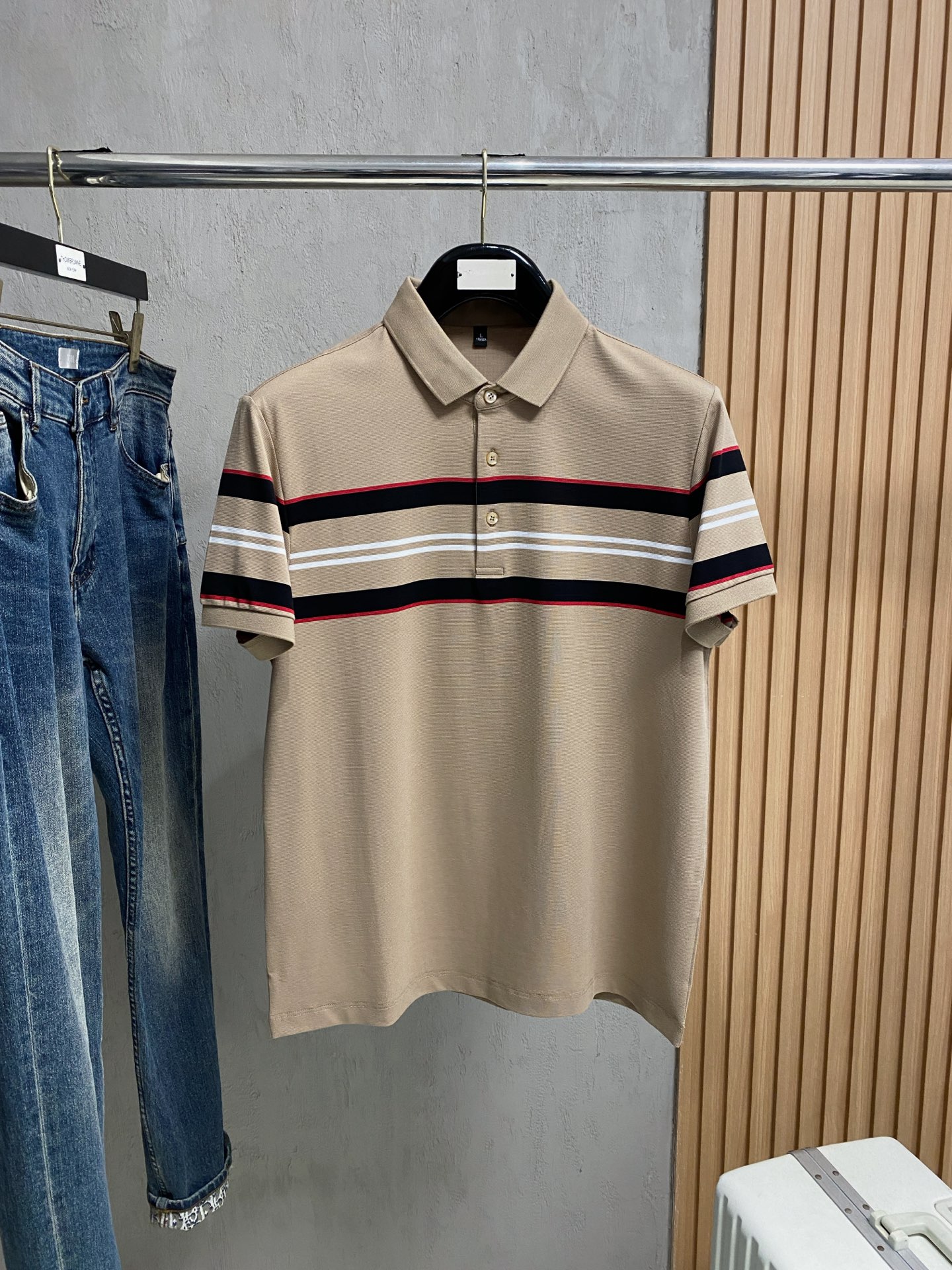 NO:849731,Burberry 25SS new spring and summer short-sleeved lapel T-shirt polo, the highest version is custom-made with high-end rhubarb fabric, simple and fashionable, the color-blocked threads are super beautiful!  Simple and elegant style with classic logo!  Full of high-end sense, can be worn in all seasons. The official website of simple European style is selling sizes M-3XL, burberry, T-shirt, tees, t-shirt,19860909巴宝莉25SS新款春夏短袖翻领T恤polo,最高版本客供定制高端朱地面料简单时尚款,拼色螺纹超级好看！经典logo简单大方的款式！满满的高级感,四季可穿.简欧风格官网在售码数M-3XL,,burberry,T-shirt,tees，t-shirt,,Men's clothing