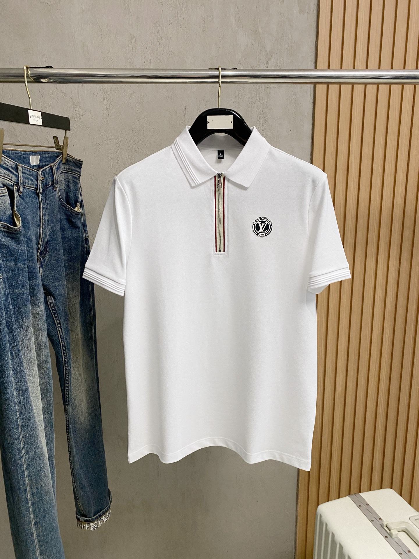 NO:849729,LV25SS new spring and summer short-sleeved lapel T-shirt polo, the highest version is custom-made with high-end rhubarb fabric, simple and fashionable, the color-blocked threads are super beautiful!  Simple and elegant style with classic logo!  Full of high-end sense, can be worn in all seasons. The official website of simple European style is selling sizes M-3XL, Louis Vuitton, T-shirt, tees, t-shirt,19860909LV25SS新款春夏短袖翻领T恤polo,最高版本客供定制高端朱地面料简单时尚款,拼色螺纹超级好看！经典logo简单大方的款式！满满的高级感,四季可穿.简欧风格官网在售码数M-3XL,,louis vuitton,T-shirt,tees，t-shirt,,Men's clothing