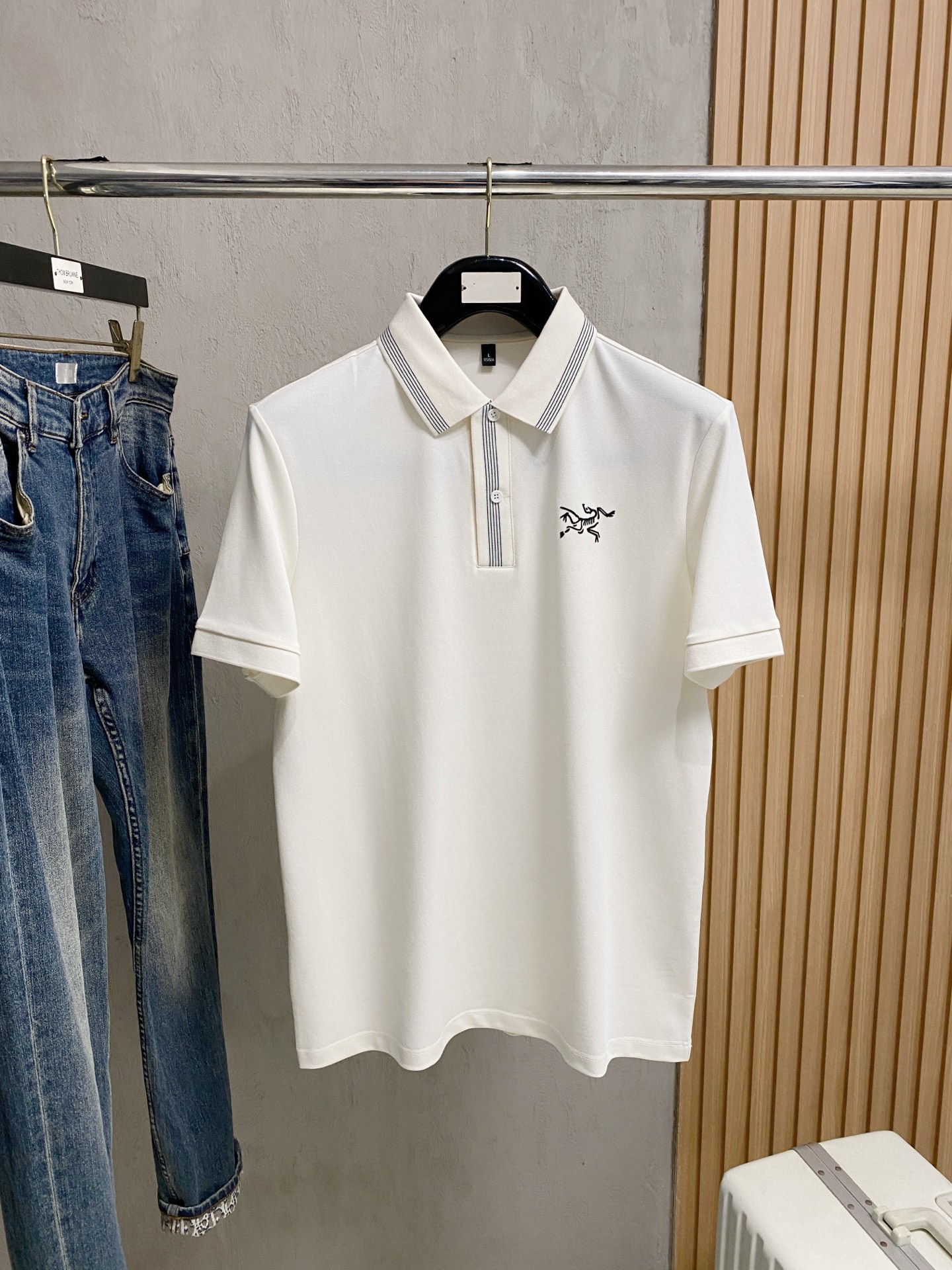 NO:849733,Arc'teryx 25SS new spring and summer short-sleeved lapel T-shirt polo, the highest version is custom-made with high-end vermilion fabric, simple and fashionable, the color-blocked threads are super beautiful!  Simple and elegant style with classic logo!  Full of high-end sense, can be worn in all seasons. Simple European style official website is selling sizes M-3XL, arc'teryx, T-shirt, tees, t-shirt,19860909始祖鸟25SS新款春夏短袖翻领T恤polo,最高版本客供定制高端朱地面料简单时尚款,拼色螺纹超级好看！经典logo简单大方的款式！满满的高级感,四季可穿.简欧风格官网在售码数M-3XL,arc'teryx,T-shirt,tees，t-shirt,,Men's clothing