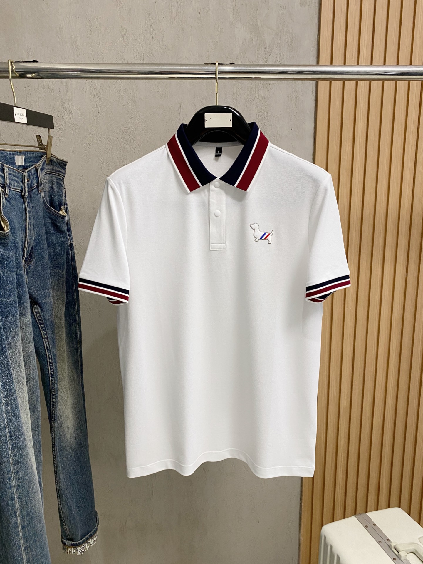 NO:412791,TB 25SS new spring and summer short-sleeved lapel T-shirt polo, the highest version is customized high-end vermill fabric simple and fashionable, and the color-blocking thread is super beautiful!  Classic logo simple and elegant style!  Full of high-end feel, wearable in all seasons. Simple European style official website on sale codes M-3XL, T-shirt,tees, t-shirt,alexander wang19860909TB 25SS新款春夏短袖翻领T恤polo,最高版本客供定制高端朱地面料简单时尚款,拼色螺纹超级好看！经典logo简单大方的款式！满满的高级感,四季可穿.简欧风格官网在售码数M-3XL,,T-shirt,tees，t-shirt,alexander wang,Men's clothing