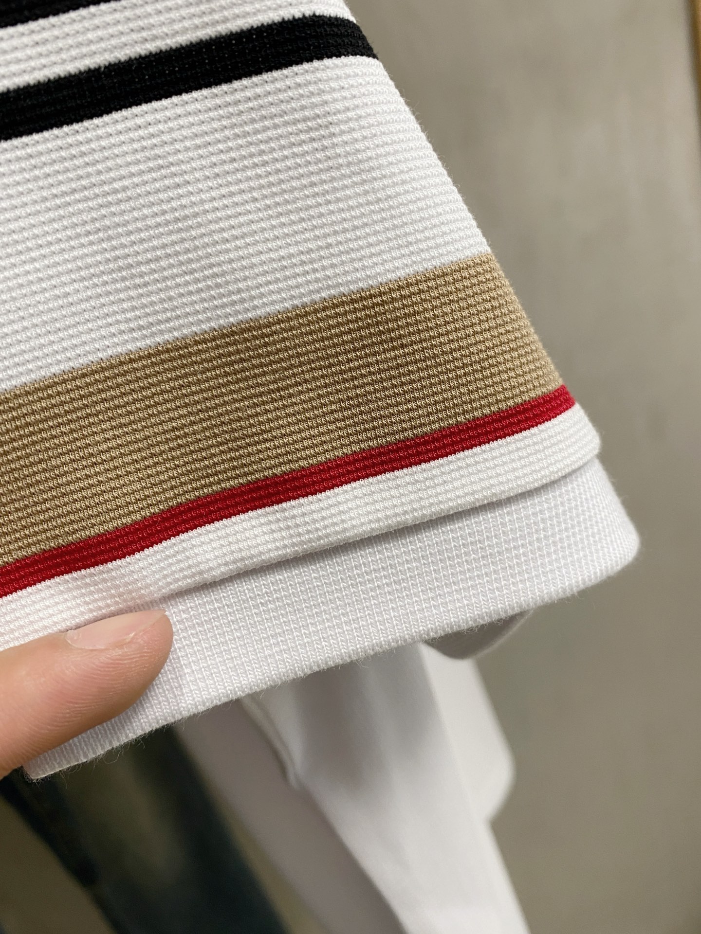 P巴宝莉25SS新款春夏短袖翻领T恤Polo，最高版本客供定制高端朱地面料简单时尚款，拼色螺纹超级好看！