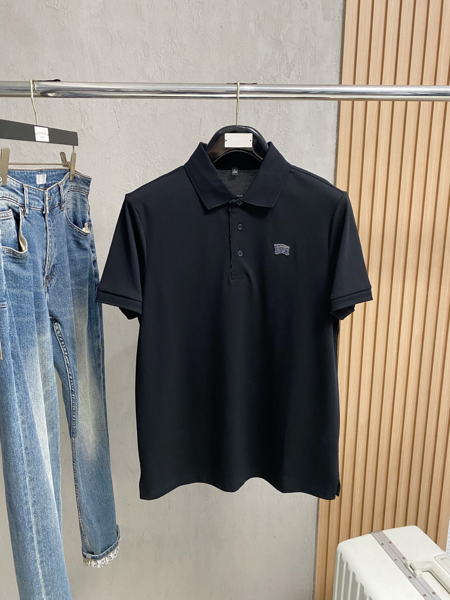 NO:412755,Burberry 25SS new spring and summer short-sleeved lapel T-shirt polo, the highest version is customized high-end vermill fabric simple and fashionable, and the color-blocking thread is super beautiful!  Classic logo simple and elegant style!  Full of high-end feel, wearable in all seasons. Simple European style official website on sale codes M-3XL, burberry, T-shirt, tees, t-shirt, alexander wang19860909巴宝莉25SS新款春夏短袖翻领T恤polo,最高版本客供定制高端朱地面料简单时尚款,拼色螺纹超级好看！经典logo简单大方的款式！满满的高级感,四季可穿.简欧风格官网在售码数M-3XL,,burberry,T-shirt,tees，t-shirt,alexander wang,Men's clothing