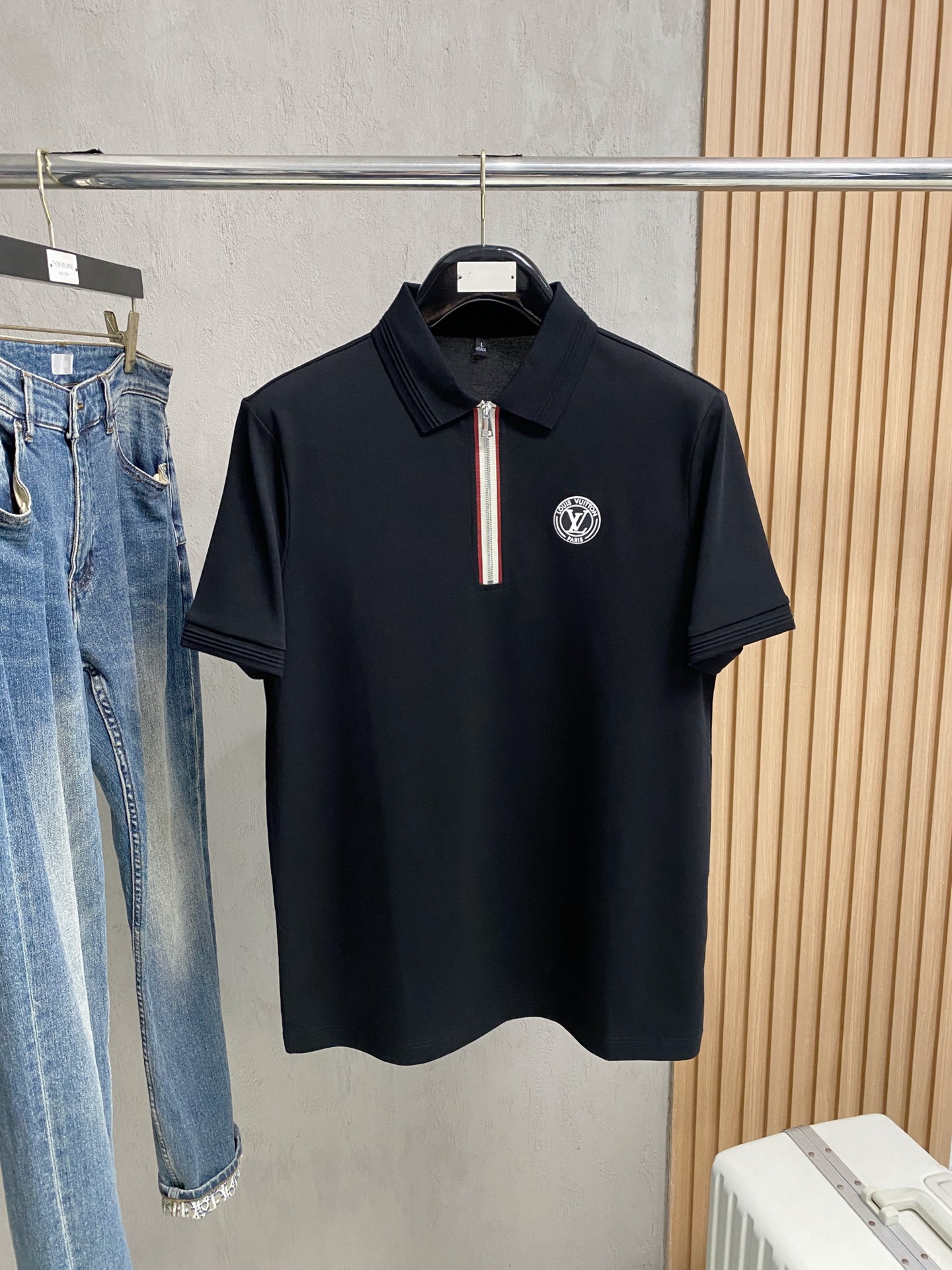 NO:412775,LV25SS new spring and summer short-sleeved lapel T-shirt polo, the highest version is customized high-end vermill fabric simple and fashionable, and the color-blocking thread is super beautiful!  Classic logo simple and elegant style!  Full of high-end feel, wearable in all seasons. Simple European style official website on sale code number M-3XL, louis vuitton, T-shirt, tees, t-shirt, alexander wang19860909LV25SS新款春夏短袖翻领T恤polo,最高版本客供定制高端朱地面料简单时尚款,拼色螺纹超级好看！经典logo简单大方的款式！满满的高级感,四季可穿.简欧风格官网在售码数M-3XL,,louis vuitton,T-shirt,tees，t-shirt,alexander wang,Men's clothing