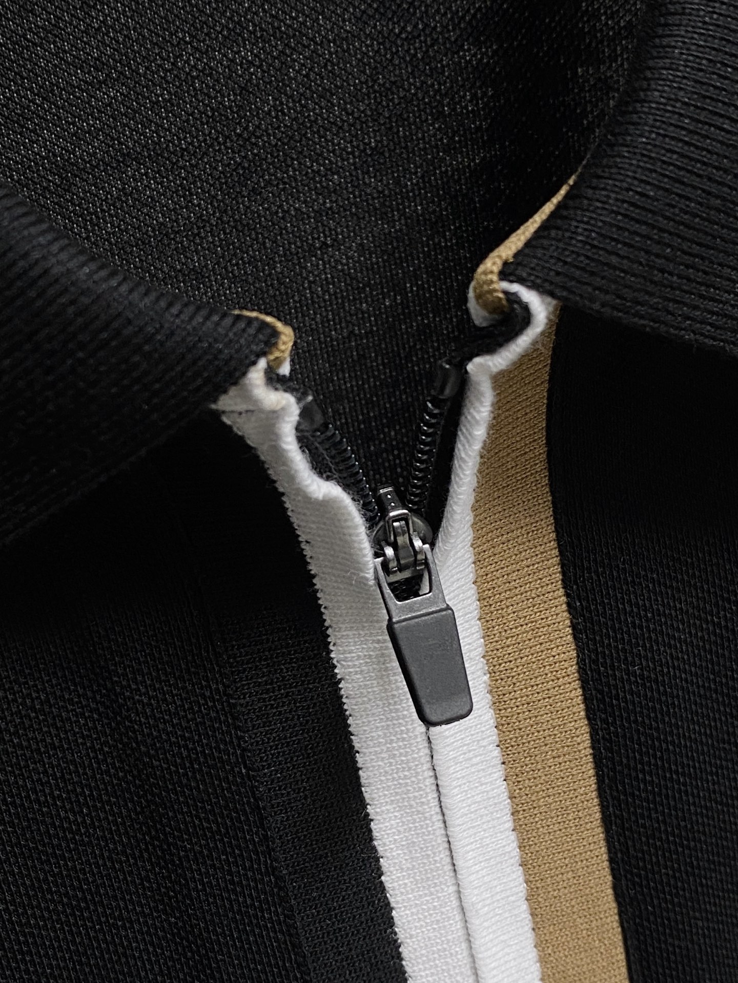 P罗意威25SS新款春夏短袖翻领T恤Polo，最高版本客供定制高端朱地面料简单时尚款，拼色螺纹超级好看！