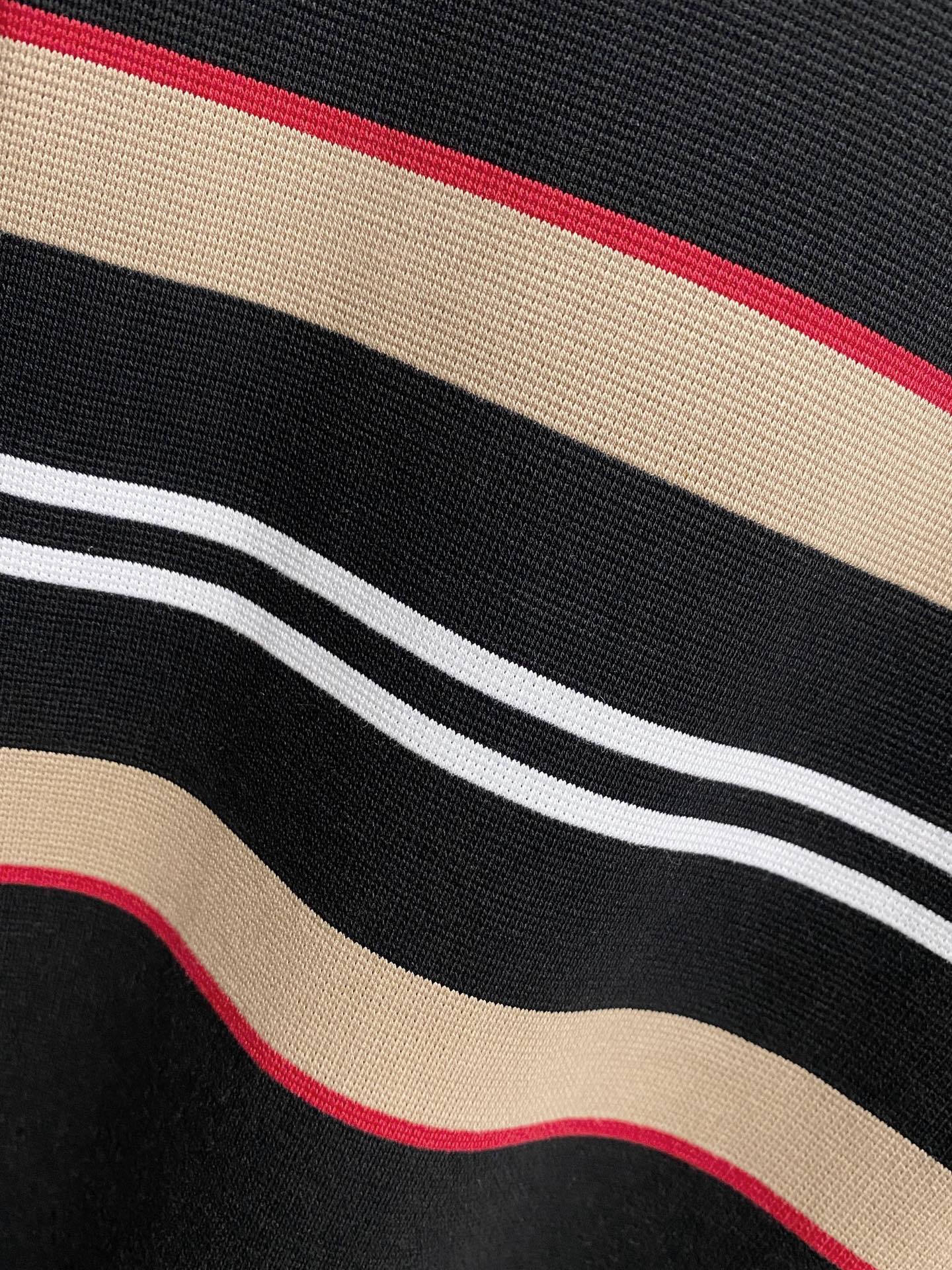 P巴宝莉25SS新款春夏短袖翻领T恤Polo，最高版本客供定制高端朱地面料简单时尚款，拼色螺纹超级好看！