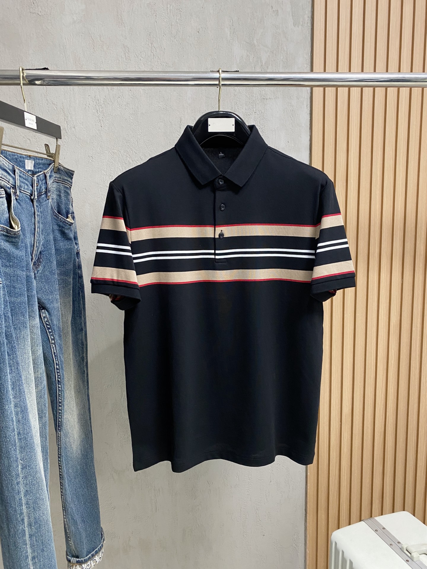 NO:412770,Burberry 25SS new spring and summer short-sleeved lapel T-shirt polo, the highest version is customized high-end vermill fabric simple and fashionable, and the color-blocking thread is super beautiful!  Classic logo simple and elegant style!  Full of high-end feel, wearable in all seasons. Simple European style official website on sale codes M-3XL, burberry, T-shirt, tees, t-shirt, alexander wang19860909巴宝莉25SS新款春夏短袖翻领T恤polo,最高版本客供定制高端朱地面料简单时尚款,拼色螺纹超级好看！经典logo简单大方的款式！满满的高级感,四季可穿.简欧风格官网在售码数M-3XL,,burberry,T-shirt,tees，t-shirt,alexander wang,Men's clothing