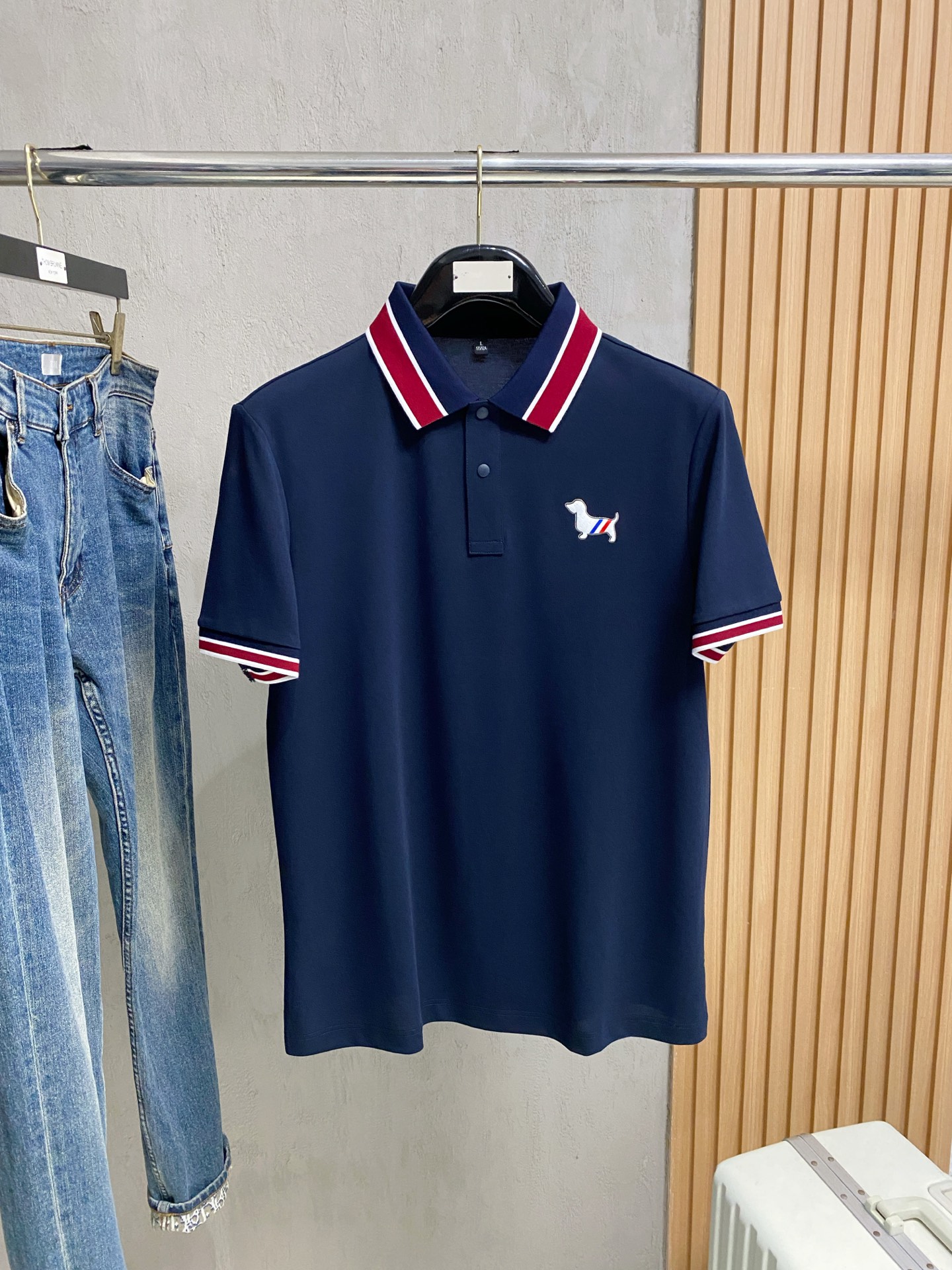 NO:849727,TB 25SS new spring and summer short-sleeved lapel T-shirt polo, the highest version, custom-made with high-end rhubarb fabric, simple and fashionable, color-blocked threads are super beautiful!  Simple and elegant style with classic logo!  Full of high-end sense, can be worn in all seasons. The official website of simple European style is selling sizes M-3XL, T-shirt, tees, t-shirt,19860909TB 25SS新款春夏短袖翻领T恤polo,最高版本客供定制高端朱地面料简单时尚款,拼色螺纹超级好看！经典logo简单大方的款式！满满的高级感,四季可穿.简欧风格官网在售码数M-3XL,,T-shirt,tees，t-shirt,,Men's clothing