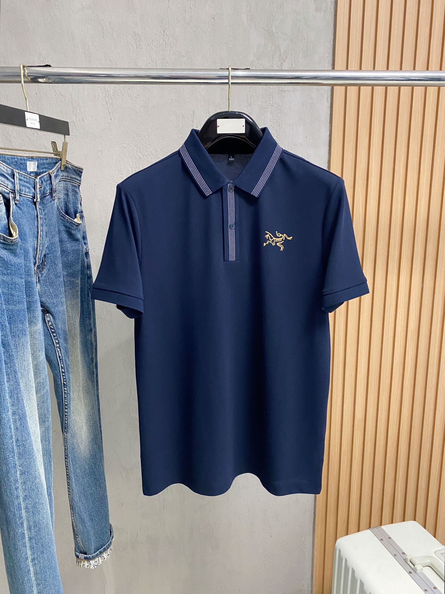 NO:412763,Archaeopteryx 25SS new spring and summer short-sleeved lapel T-shirt polo, the highest version is customized with high-end vermillion floor fabric simple and fashionable style, and the color-blocking thread is super beautiful!  Classic logo simple and elegant style!  Full of high-end feel, wearable in all seasons. Simple European style official website on sale codes M-3XL, arc'teryx, T-shirt, tees, t-shirt, alexander wang19860909始祖鸟25SS新款春夏短袖翻领T恤polo,最高版本客供定制高端朱地面料简单时尚款,拼色螺纹超级好看！经典logo简单大方的款式！满满的高级感,四季可穿.简欧风格官网在售码数M-3XL,arc'teryx,T-shirt,tees，t-shirt,alexander wang,Men's clothing