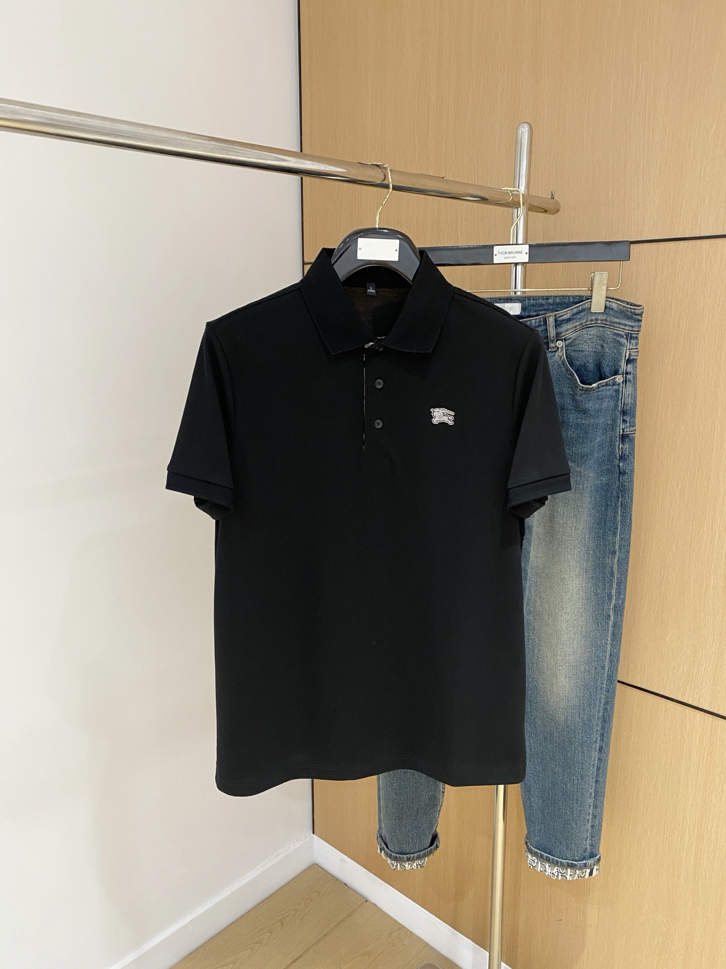 P巴宝莉25SS新款春夏短袖翻领T恤Polo，最高版本客供定制高端朱地面料简单时尚款，拼色螺纹超级好看！